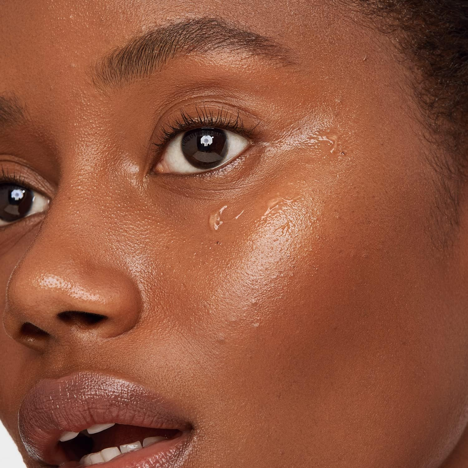 Versed Vacation Eyes Brightening Eye Gel - Lightweight Cooling Gel for Puffy Eyes with Vitamin C, Ginseng Root Extract and Niacinamide - Help Reduce Under-Eye Darkness - Vegan (0.5 Fl Oz) image number 5