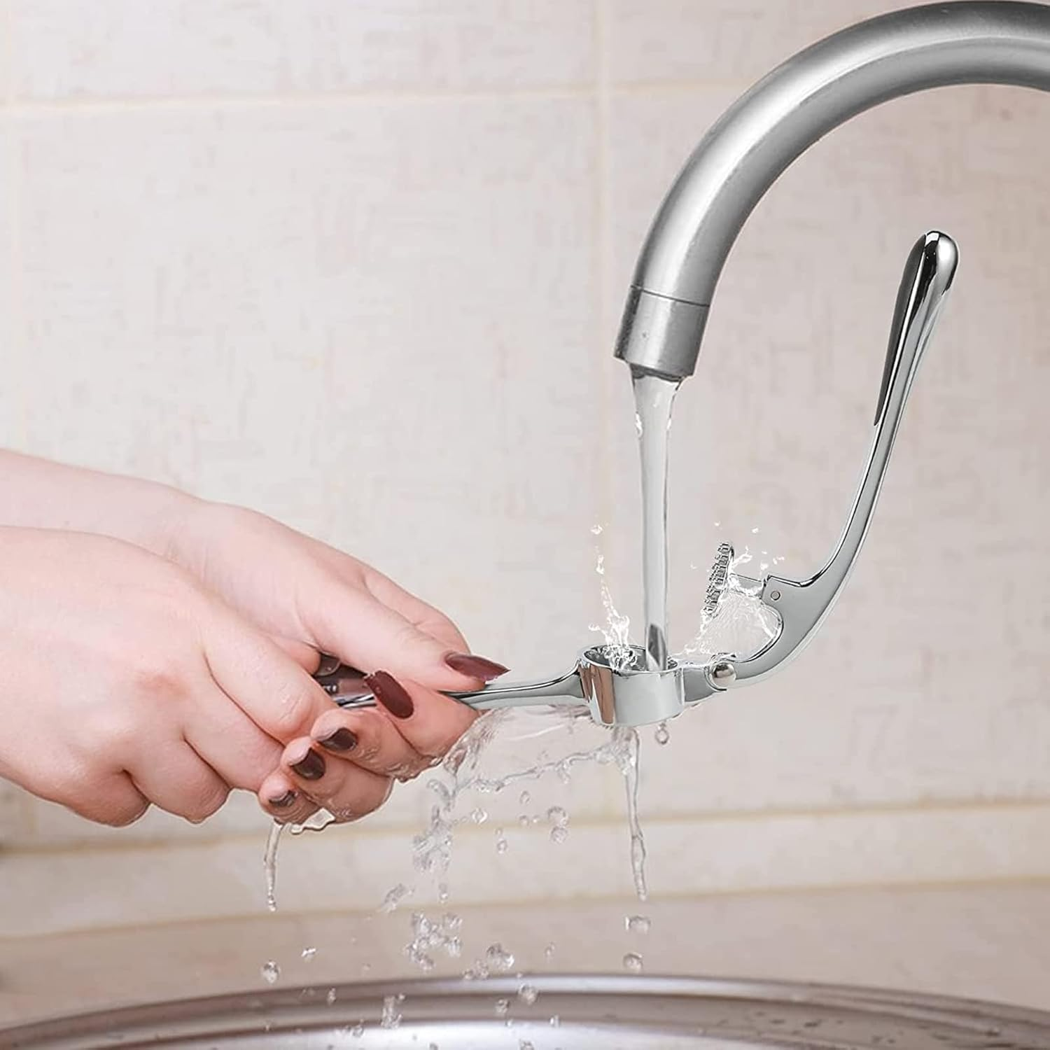 Garlic Press Stainless Steel Dishwasher Safe Garlic Press Garlic Press Crusher Test Winner - Easy to Clean Garlic Presses, Kitchen Aid with Garlic Peeler and Brush image number 2