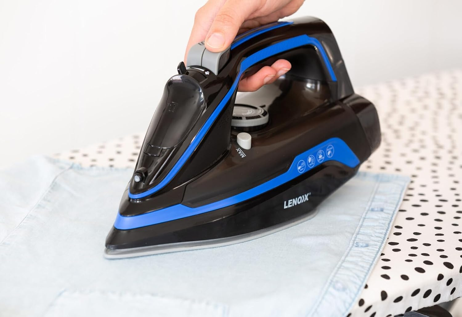 Lenoxx Cordless Steam Iron with Ceramic Plates - 360&deg; Charging Base, Self-Cleaning, 2200W Power, Integrated Water Spray, Lightweight Design - Effortless Ironing and Maintenance image number 2