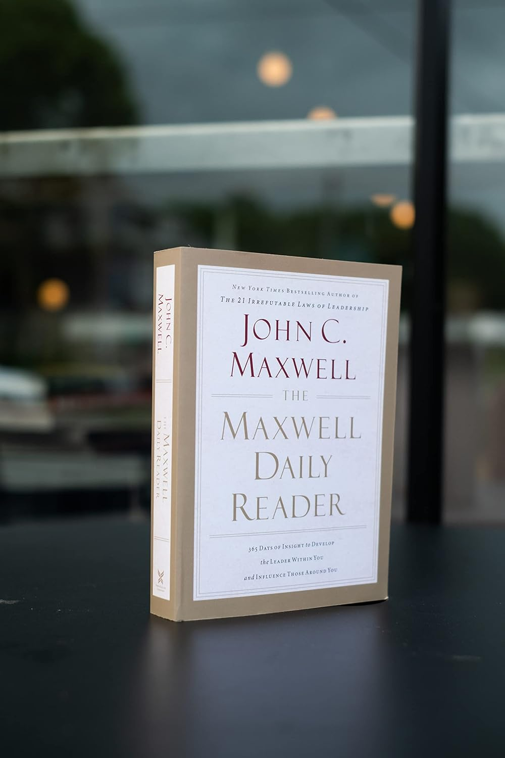 The Maxwell Daily Reader: 365 Days of Insight to Develop the Leader within You and Influence Those around You image number 2