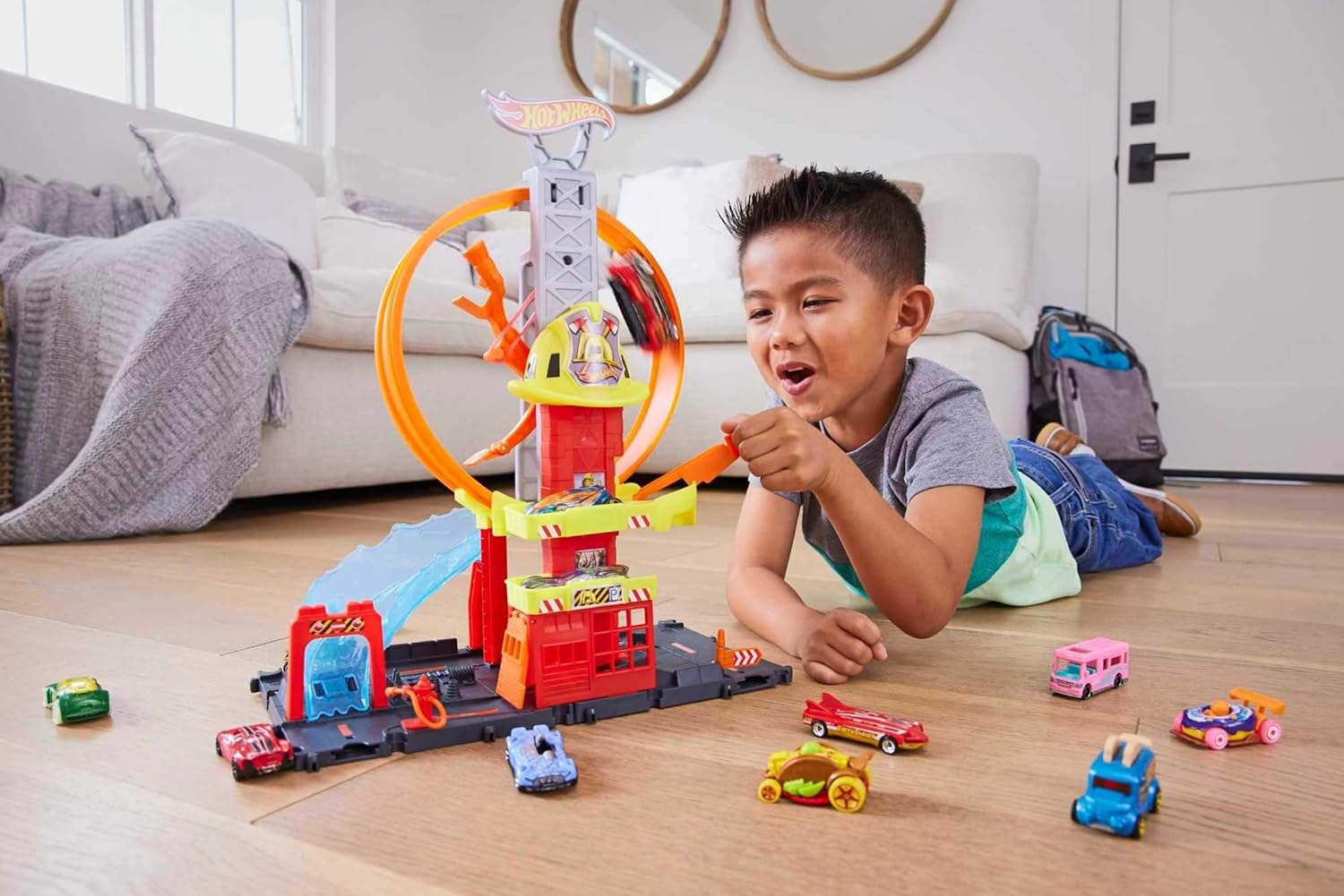 Hot Wheels City with 1 Toy Car, Kid-Powered Elevator, Water-Like Ramp, Track-Play Features, Connects to Other Sets, Fire Station with Super Loop (Amazon Exclusive) image number 1