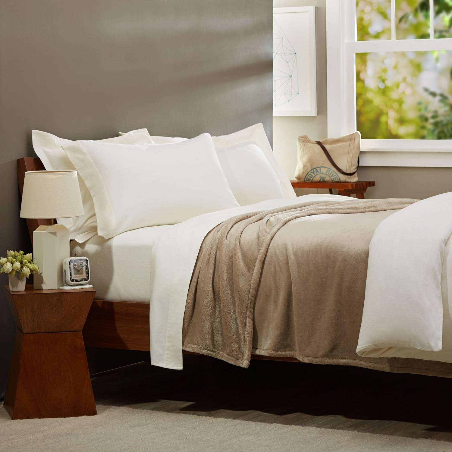 Amazon Basics Velvet Plush Blanket, Single - Sand image number 4