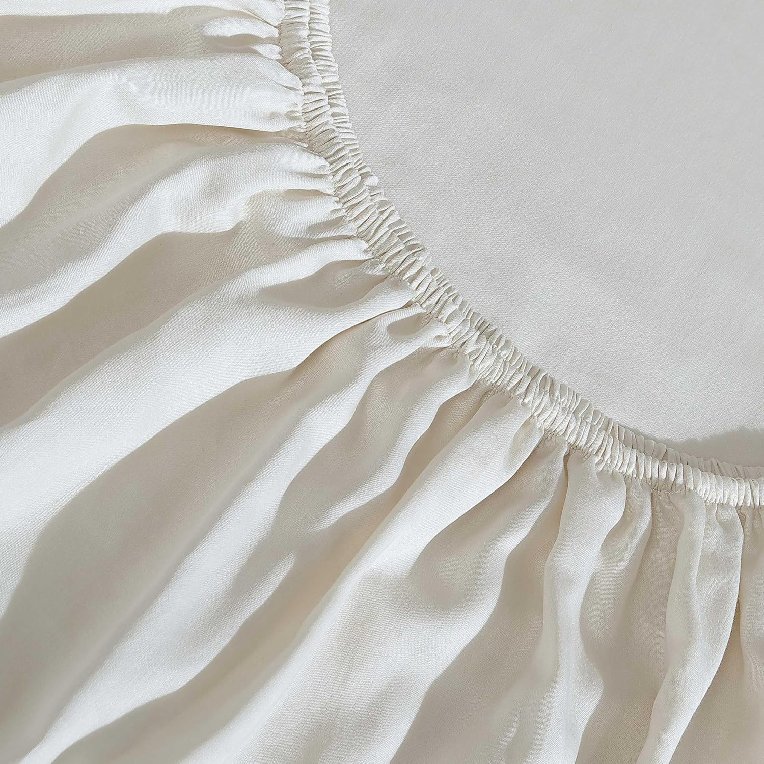 Calvin Klein - King Sheets, Cotton Sateen Bedding Set, Luxuriously Soft Home Decor (Pearl Edge Ivory, King) image number 2