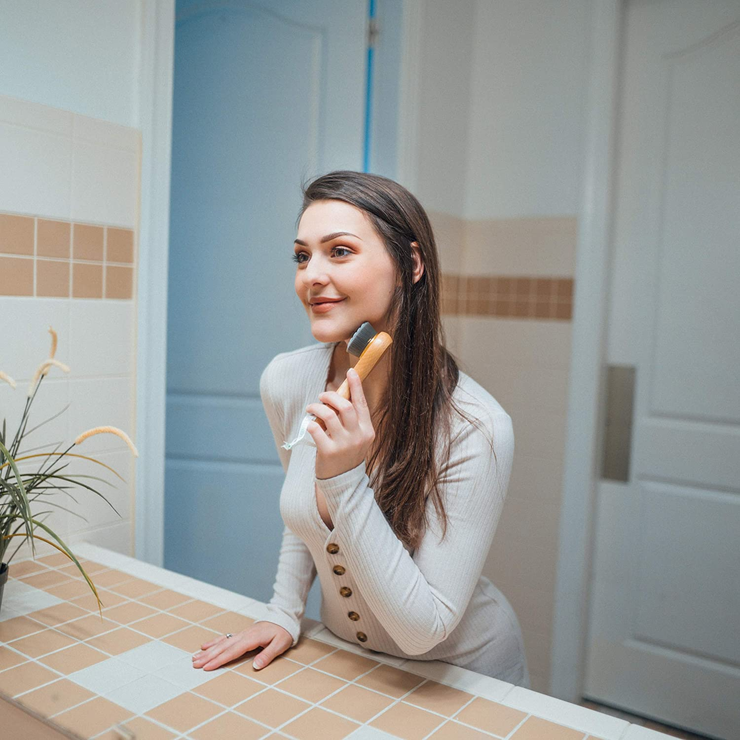 Grannaturals Manual Facial Cleansing Kabuki Brush - Skin Cleanser & Scrubber for Applying Foundation, Makeup, Face Mask, Acne Washing, Daily Deep Pore Cleaning - Men and Women image number 2