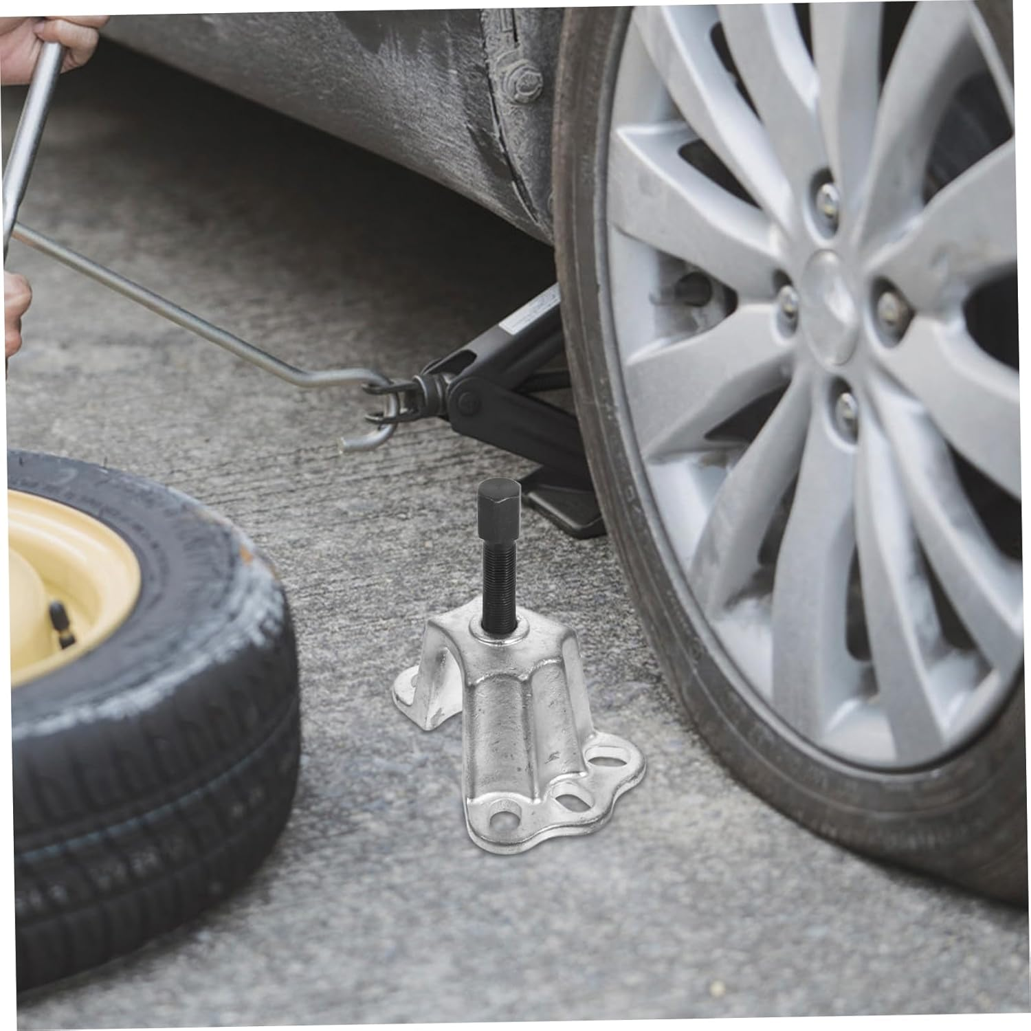 LALADEFIEE Front Hub Puller Brake Drum Puller Tool Silver Sturdy Steel Construction Compact Design for Automotive Repair and Axle Removal Professional Mechanic Use image number 2