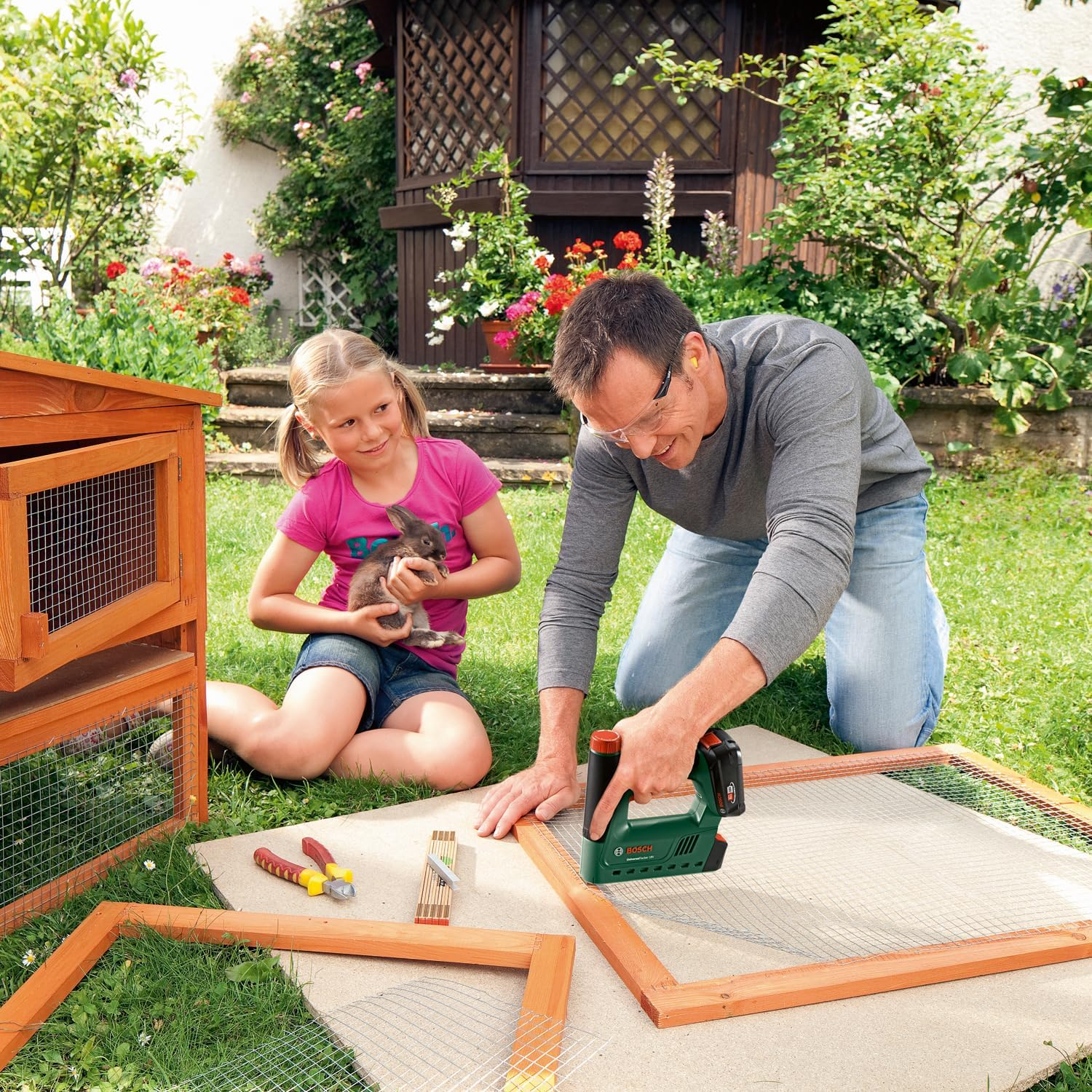 Bosch Home & Garden 18V Cordless Electric Tacker Stapler Nailer without Battery, Includes 1000 Staples, Woodworking, DIY (Universaltacker 18V-14) image number 5