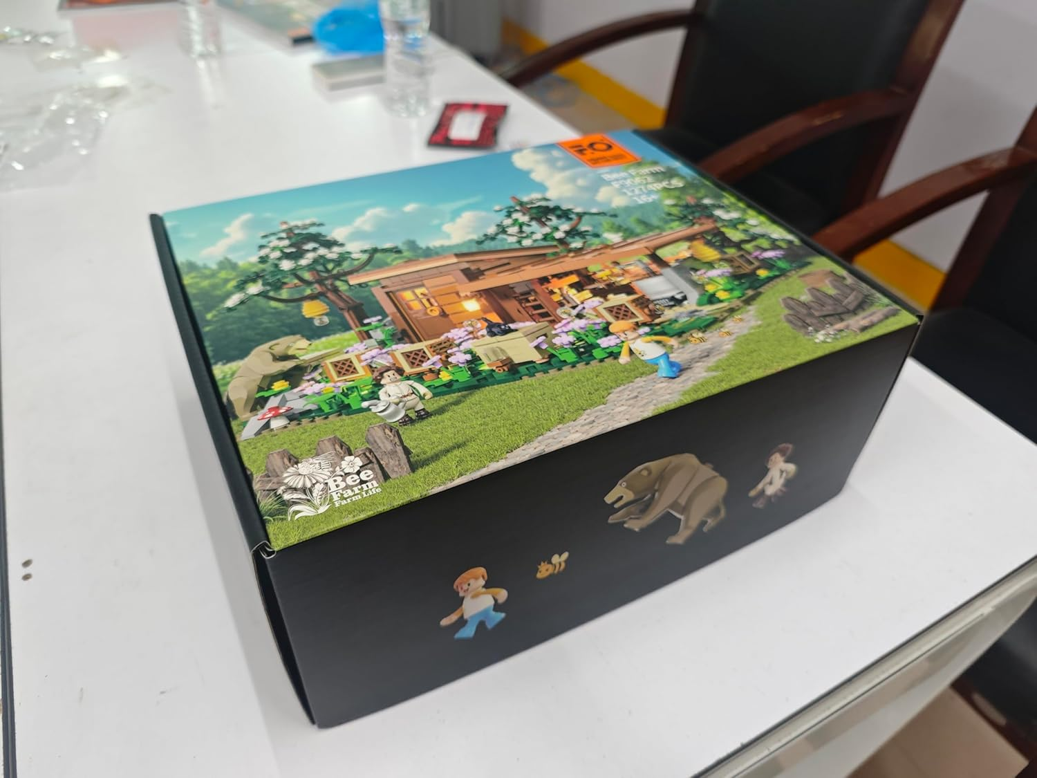 FUNWHOLE Bee-Farm Lighting Building-Bricks Set - Farm Bee Cottage Honey Workshop Collection LED Light Building Set 1274 Pcs for Adults and Teen image number 4