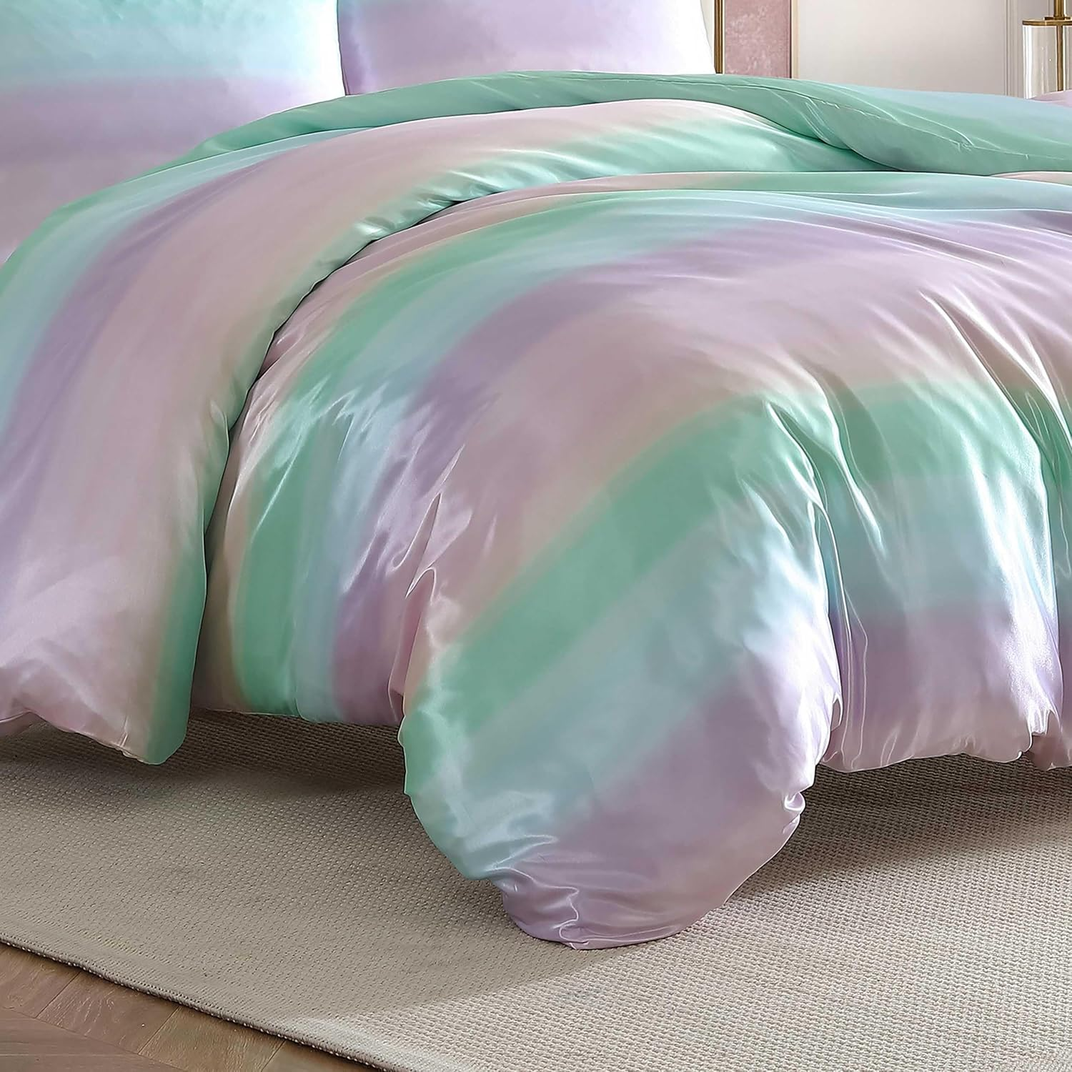 Betsey Johnson - Duvet Cover Set, Super Soft Satin Bedding with Matching Shams, inside Corner Ties for Secure Fit (Pastel Ombre Purple, Full/Queen) image number 2
