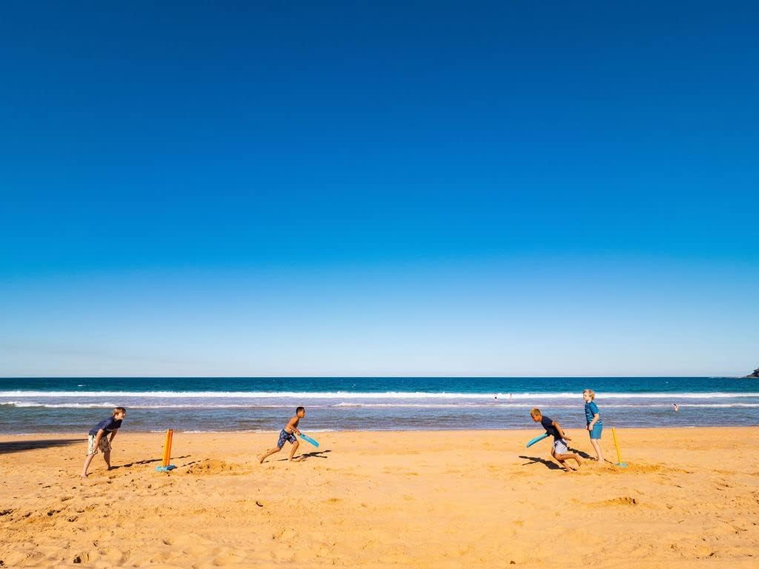 Wahu Double Cricket Complete Set for Two Players | Fun for All Ages | Double Cricket Kit with Bats, Balls & Stumps image number 2