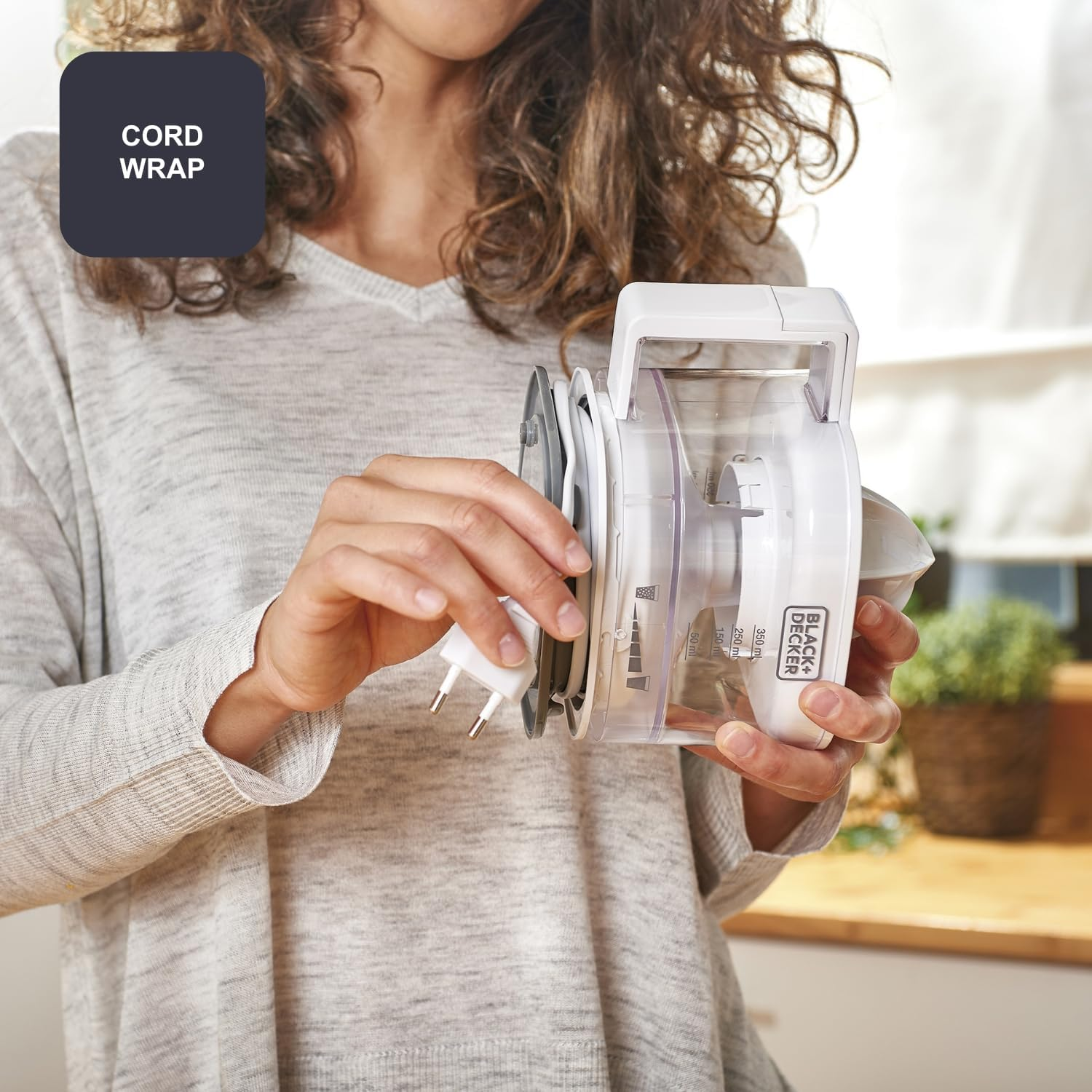 BLACK+DECKER Citrus Juicer, BXCJ25E, 350 Ml, 25 W, Adjustable Pulp Filter, Rotation in Two Directions, Cable Winder, Bpa-Free image number 2