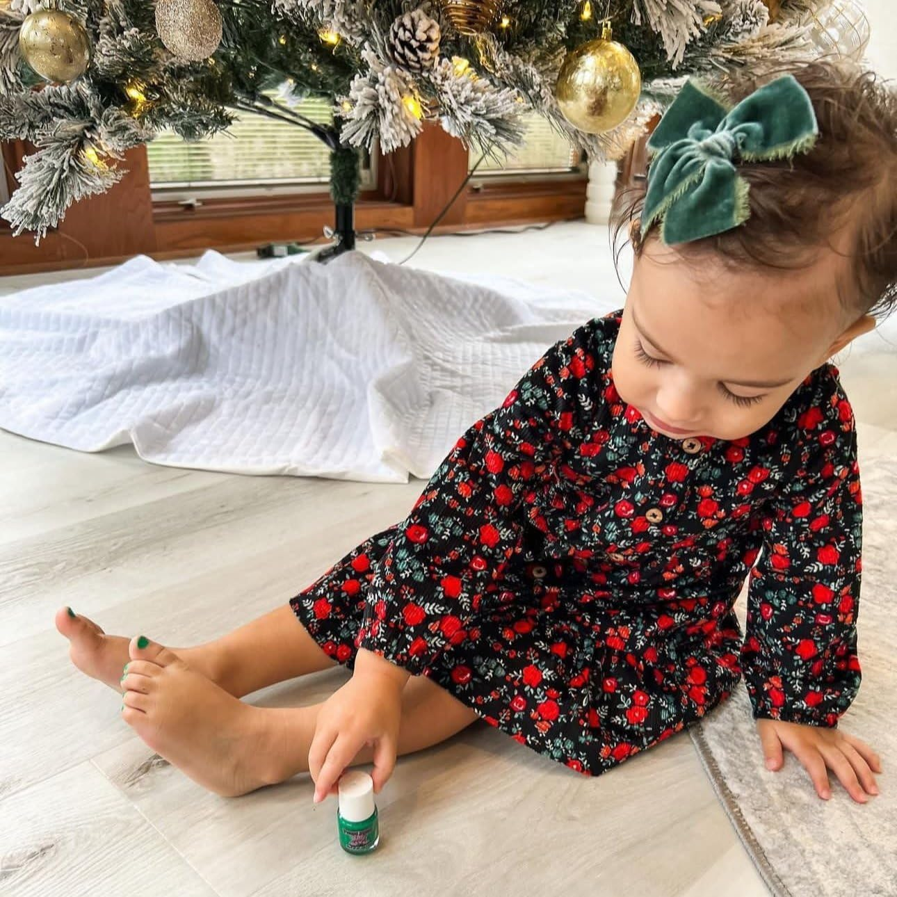 Piggy Paint Christmas Cutie Stick and Stay Earrings Kid Friendly Nail Art Stickers image number 2