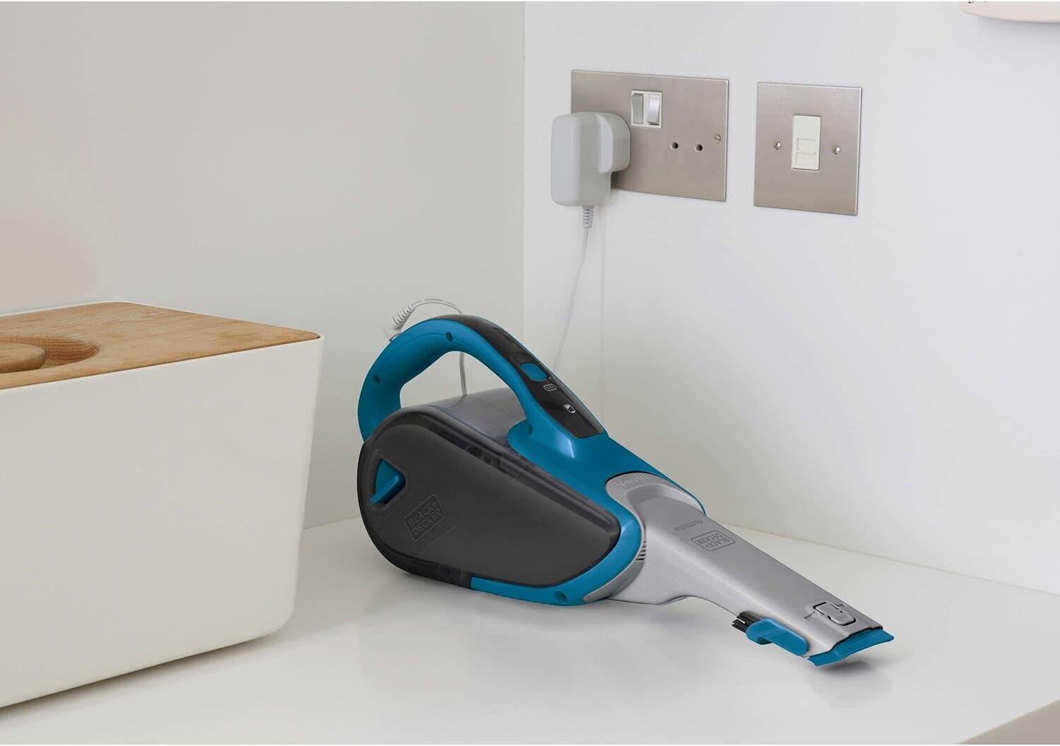 BLACK+DECKER 10.8V Lithium-Ion Dustbuster image number 2