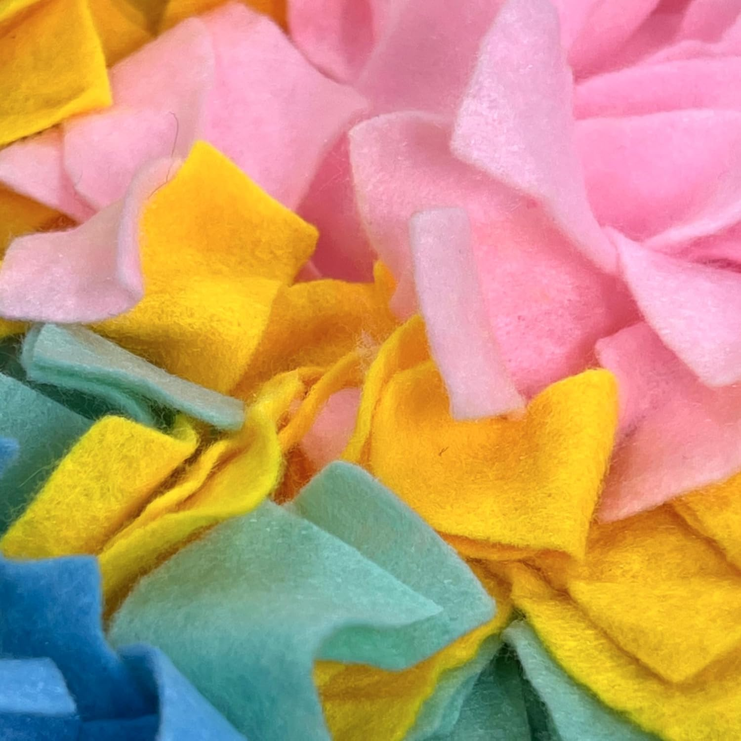 MIJOMA round Snuffle Mat for Dogs - Diameter 45 Cm Treat Rug & Dog Training Mat, Feeding Mat for Puppies, Non-Slip Silicone Nubs, Portable & Rollable Design, 8 Cm Long Felt Strips image number 4