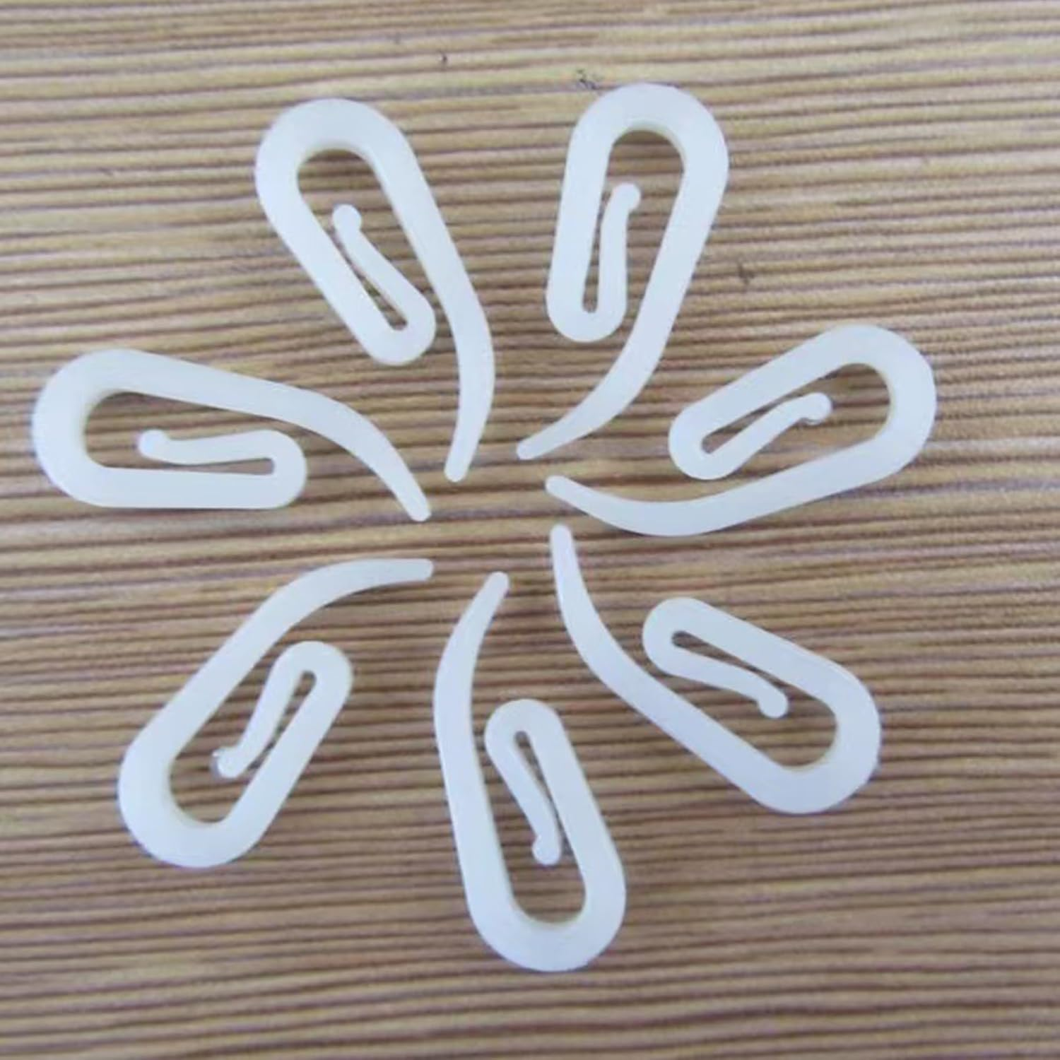 Curtain Hooks &ndash; 100-Pack Plastic Curtain Hooks, 2.8Cm X 1.2Cm, White, Rust-Resistant, Easy to Install and Remove &ndash; for Curtain Rod Rings, Tracks, and Headbands image number 3