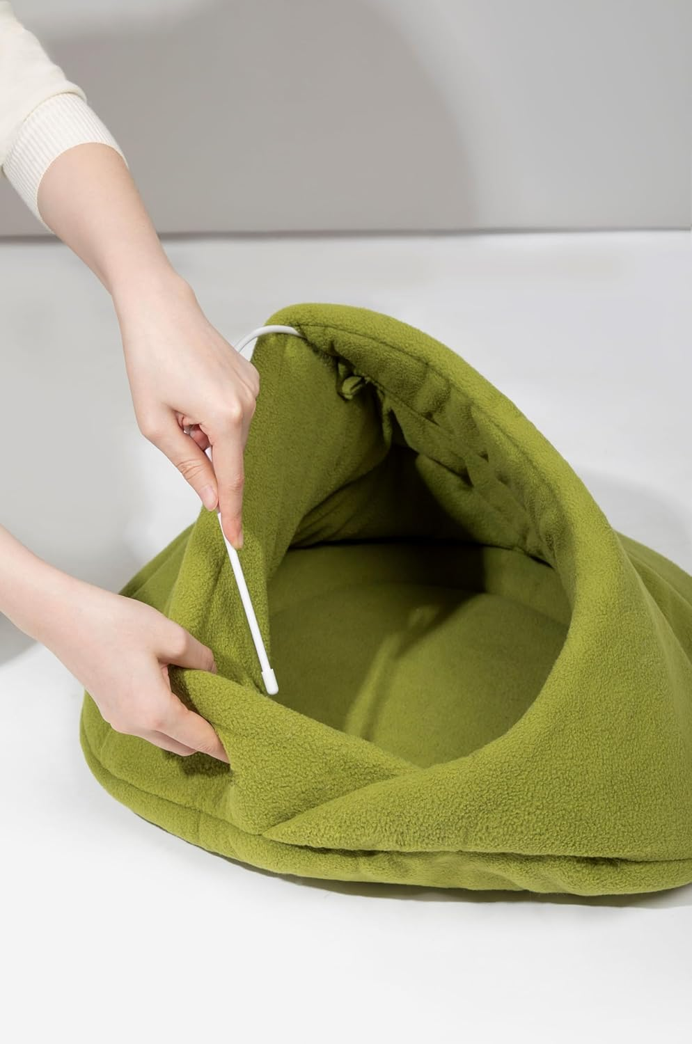 Pet Hut, Cozy Cat Cave Bed &ndash; Warm and Comfortable Hideaway for Cats and Small Pets (Green, Medium up to 6Kg)