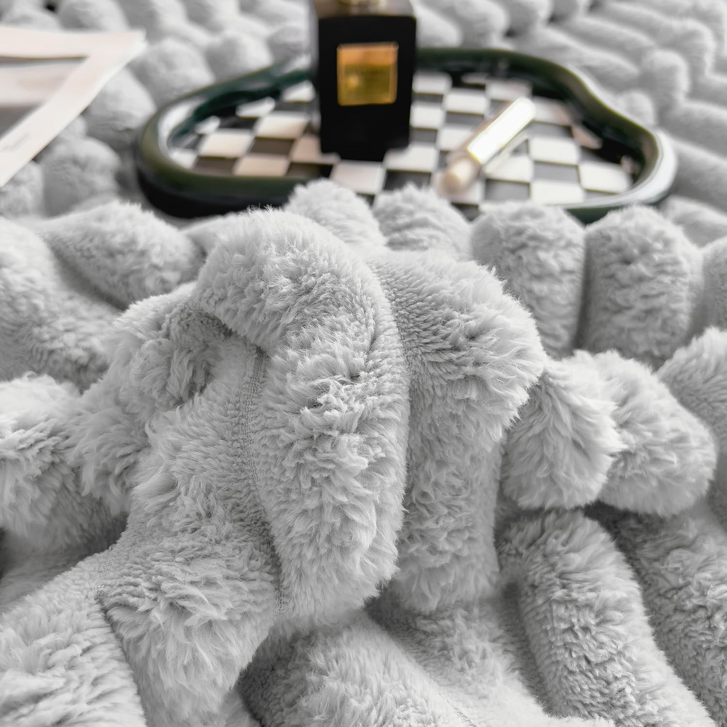 Flannel Blanket Super Soft Cozy Throw Blanket，Warm Lightweight Plush Fuzzy Cozy Soft Blankets and Throws for Sofa, Chair, Couch, Camping, Travel(Grey 200X230Cm)