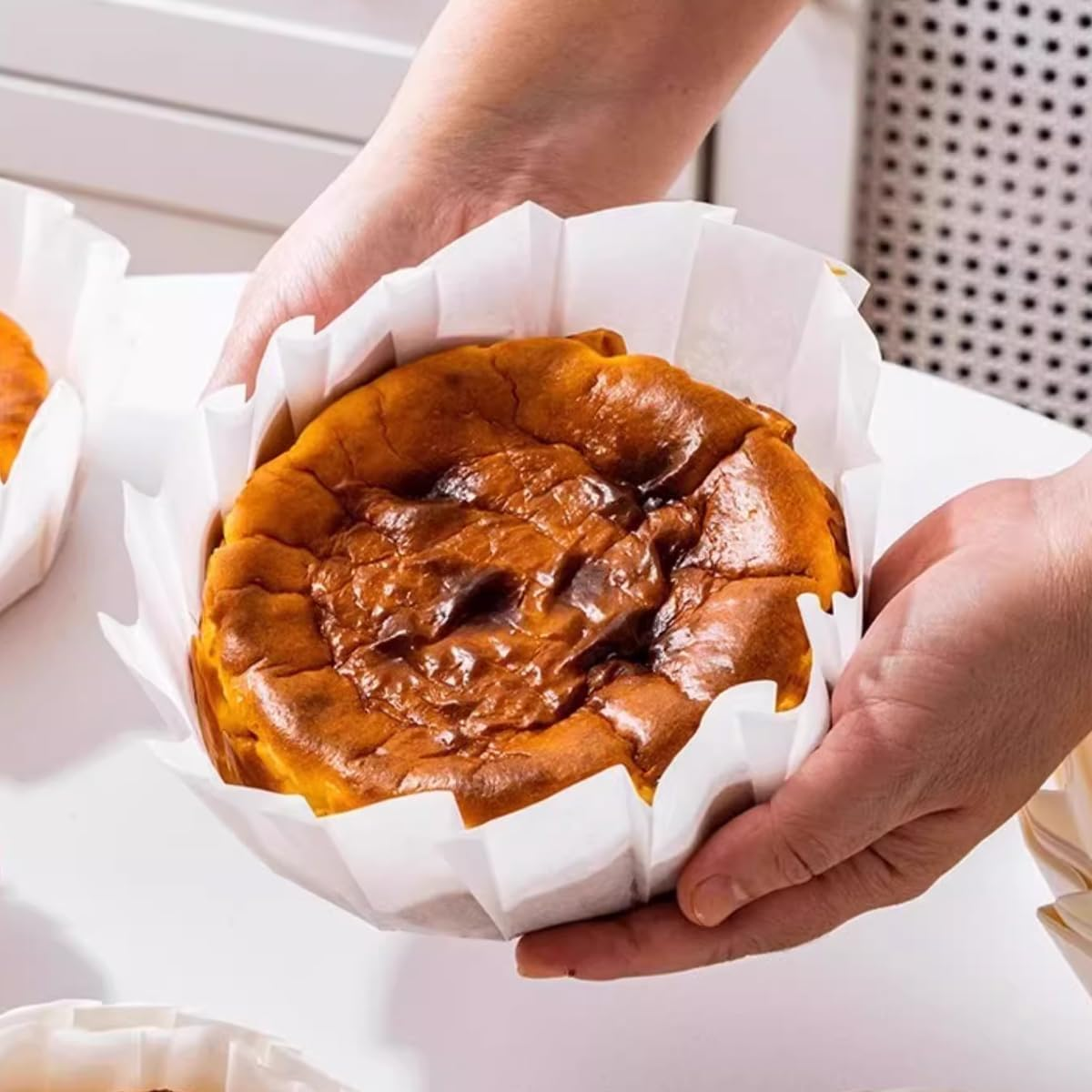 AIMALL 100PCS Non-Stick Oil-Proof Cake Paper Trays Disposable Food-Grade Baking Cups Heat Resistant Muffin Bread Pastry Serving Plates 4In & 6In round White Liners image number 2