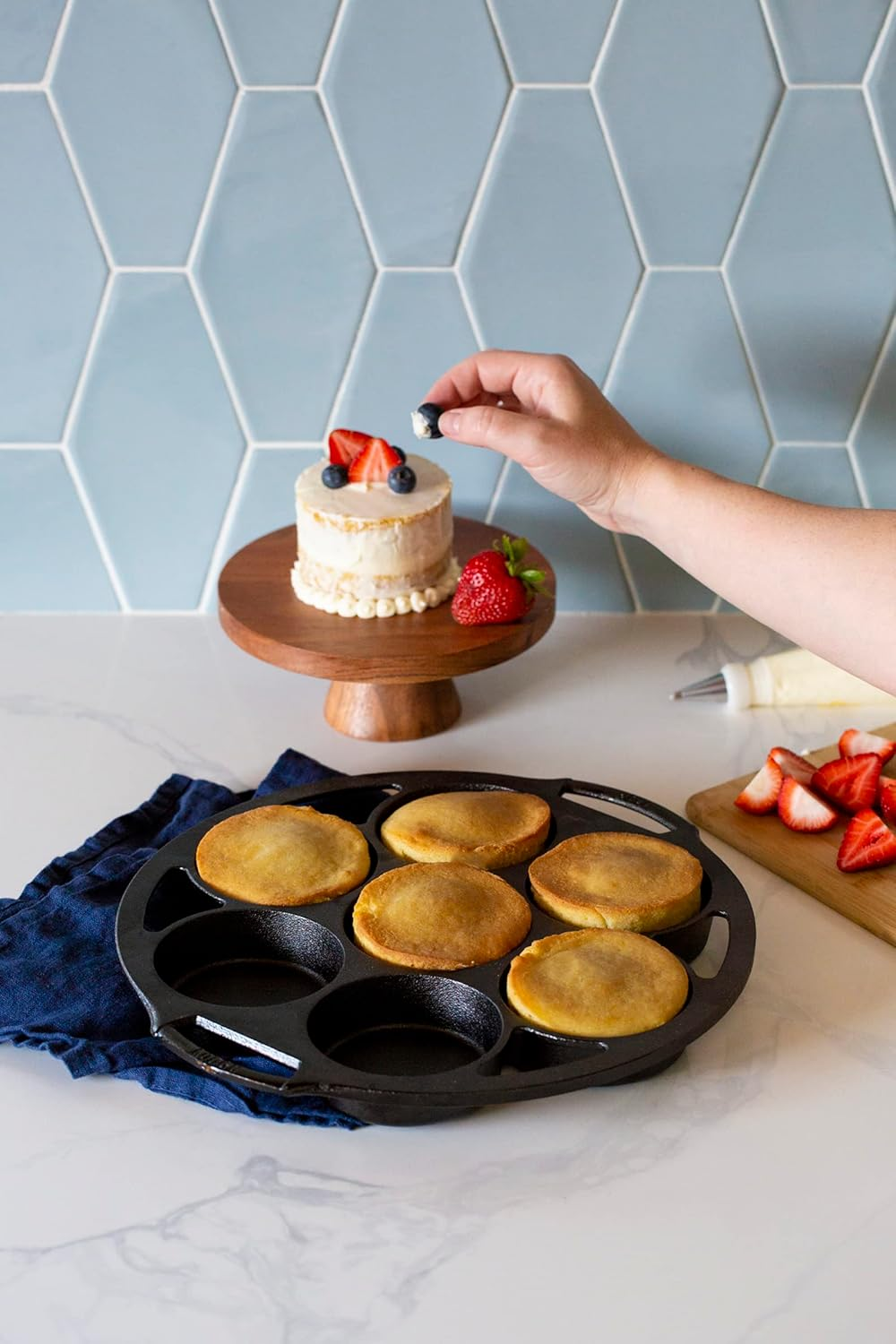 Lodge Seasoned Cast Iron Mini Cake Pan, 7 Impressions image number 4