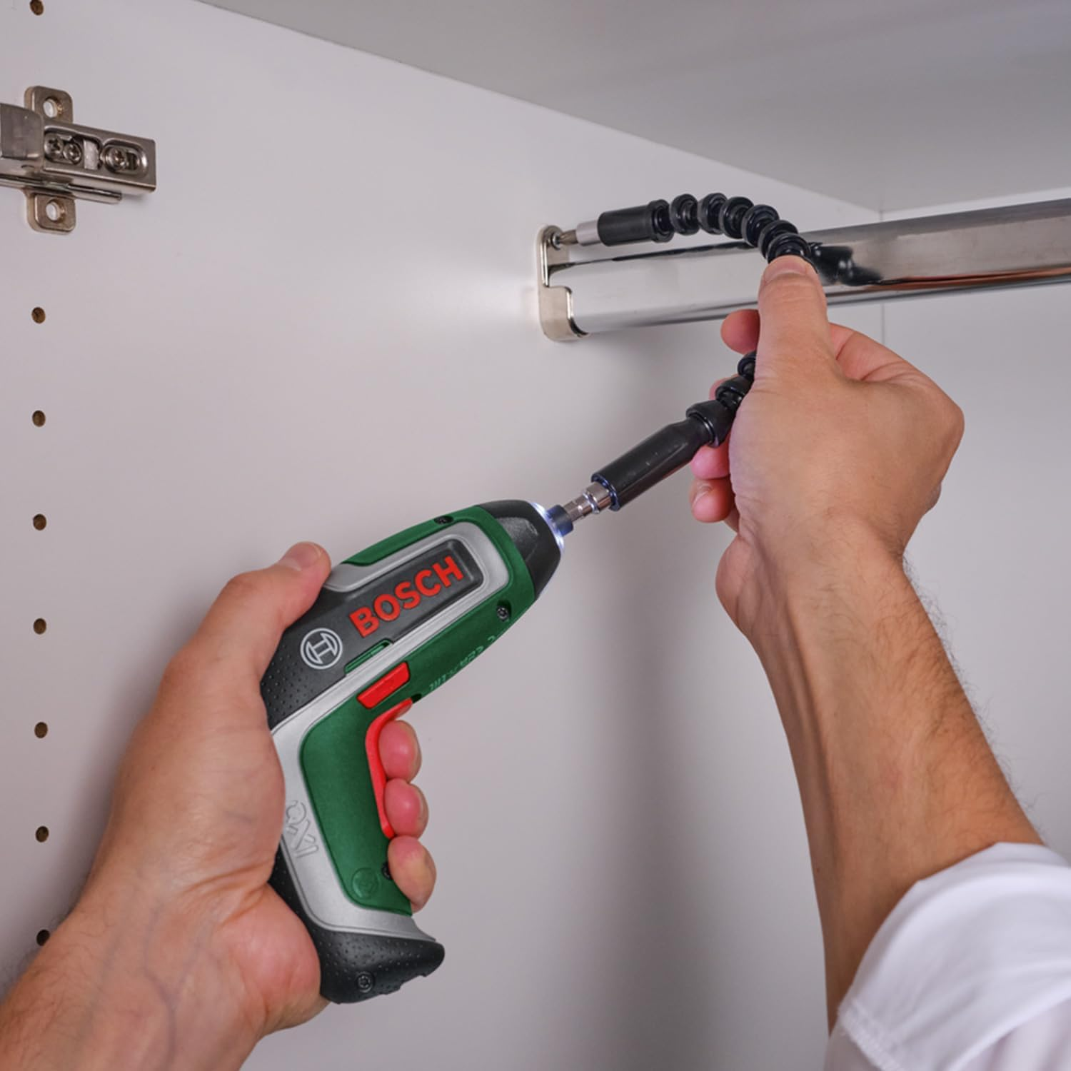 Bosch Compact Cordless Screwdriver IXO Flexi Kit 7Th Generation 3.6V 2.0Ah Flexible Extension Micro USB Cable Bend 180&deg; 10 X Bit image number 2