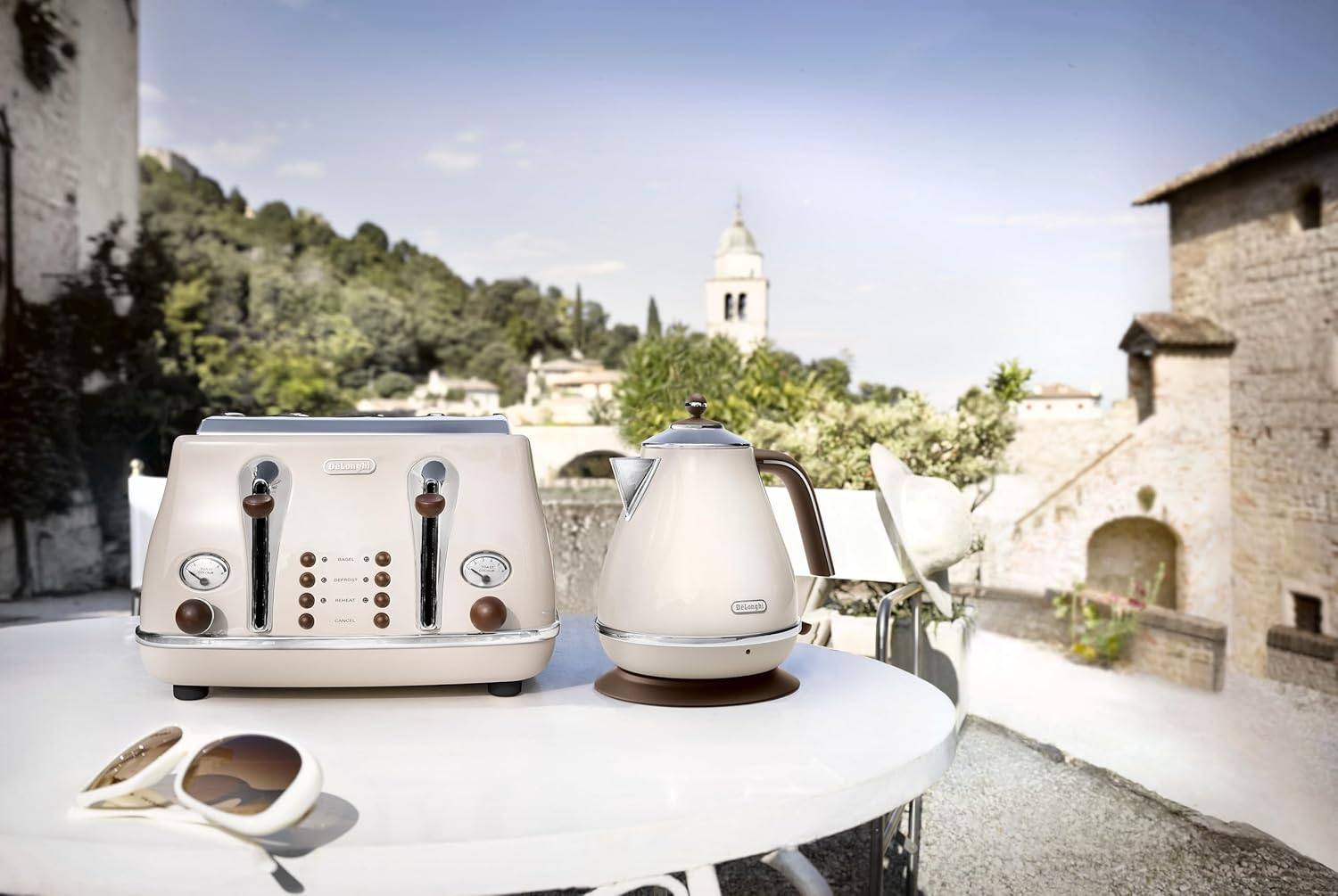 De'Longhi Icona Vintage Kettle and Toaster Pack KBO-CTO.VBG, 4 Slice Toaster with Reheat and Defrost Functions, 6 Browning Levels plus 1.7L Capacity Electric Kettle with Anti-Scale Filter, Beige image number 1