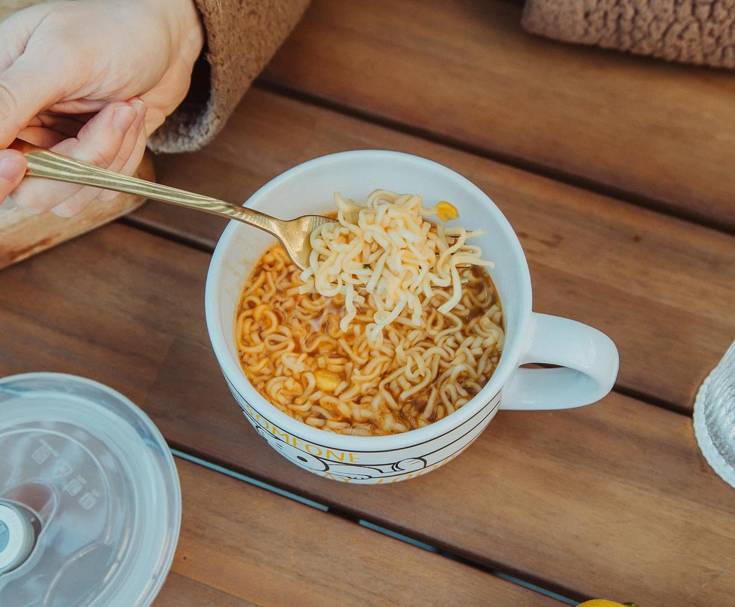 Silver Buffalo Peanuts Snoopy and Woodstock Ceramic Soup Mug with Vented Plastic Lid, 24 Ounces, 1 Count (Pack of 1) image number 1
