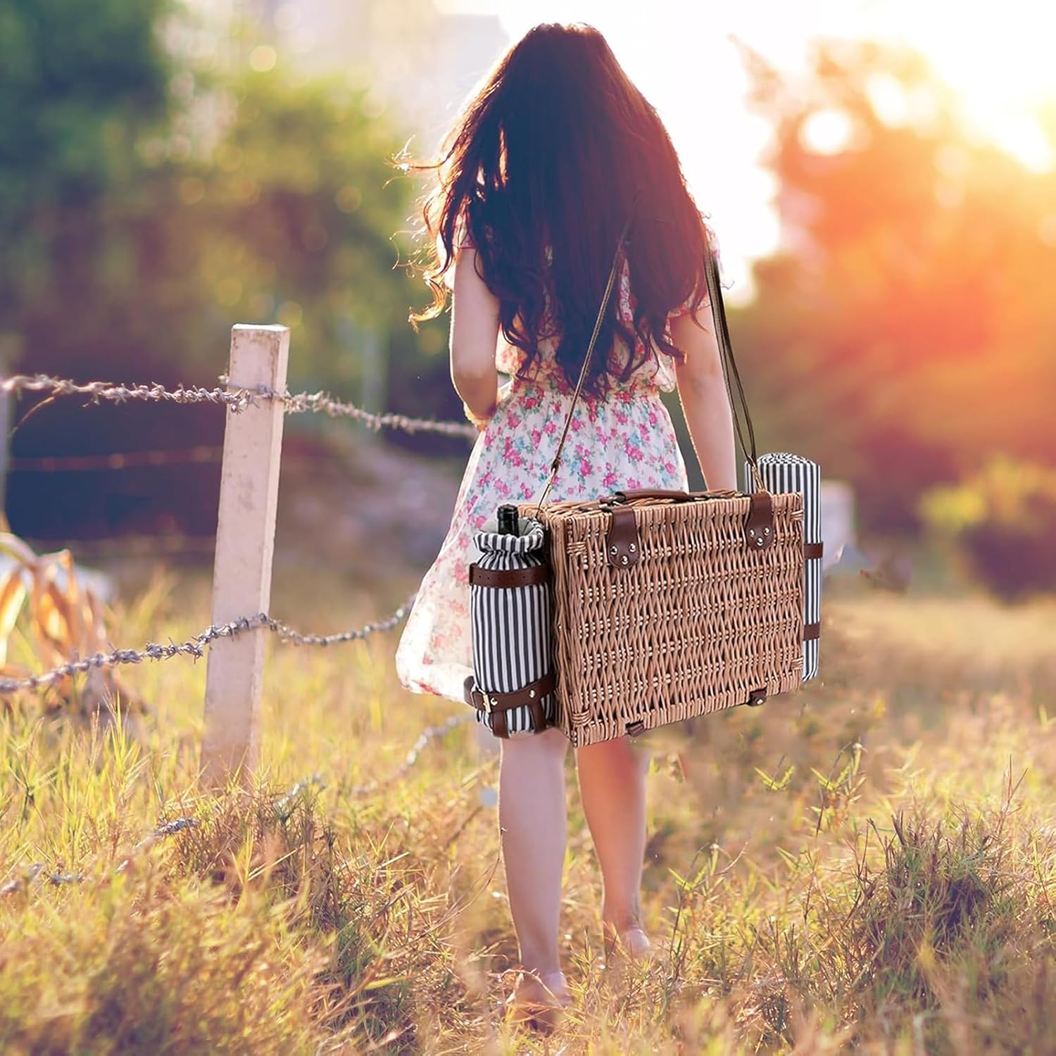 NUFECARG Picnic Basket, Wicker Picnic Basket Set with Blanket and Wine Pouch, Picnic Set with Cutlery Set for 4, Insulated Liner Cooler Bag Hamper, Ideal Gifts for Camping, Picnic, Travel and Beach