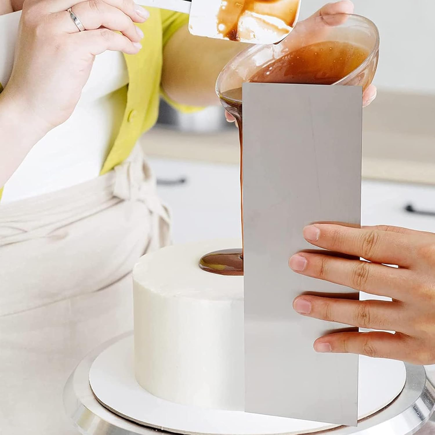 Stainless Steel Cake Scraper, 21.8 Cm Icing Smoother, Metal Leveler for Cake Decorating image number 4