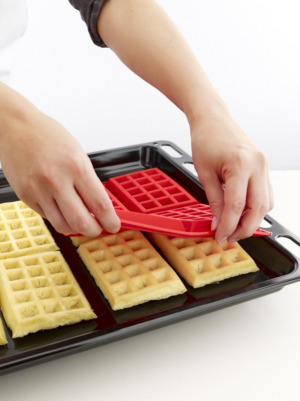 L&eacute;ku&eacute; Waffle Mould, Set of 2, Red image number 4