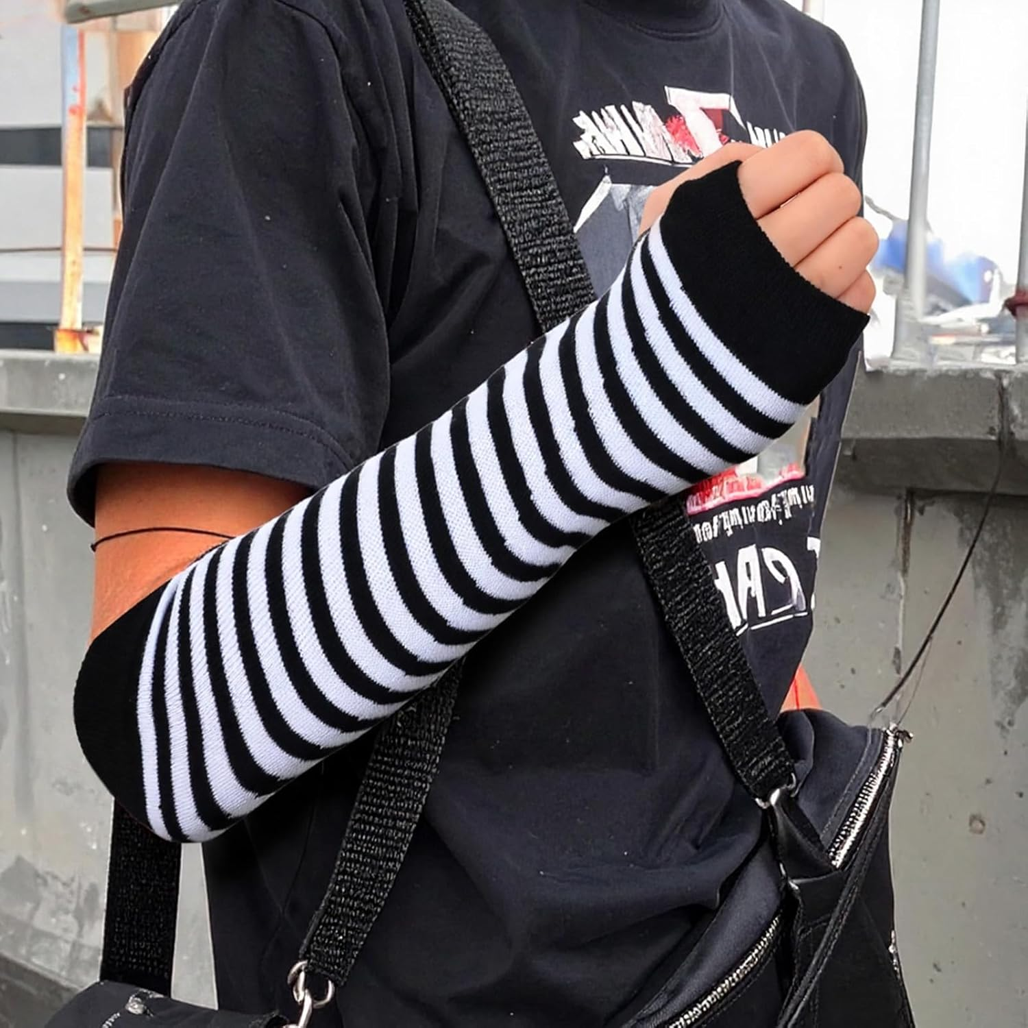 APLZGMG Y2K Striped Arm Warmers, Black & White Long Fingerless Knitted Gloves with Thumb Hole, Harajuku Kawaii Punk Gothic Arm Sleeves for Women & Men image number 3