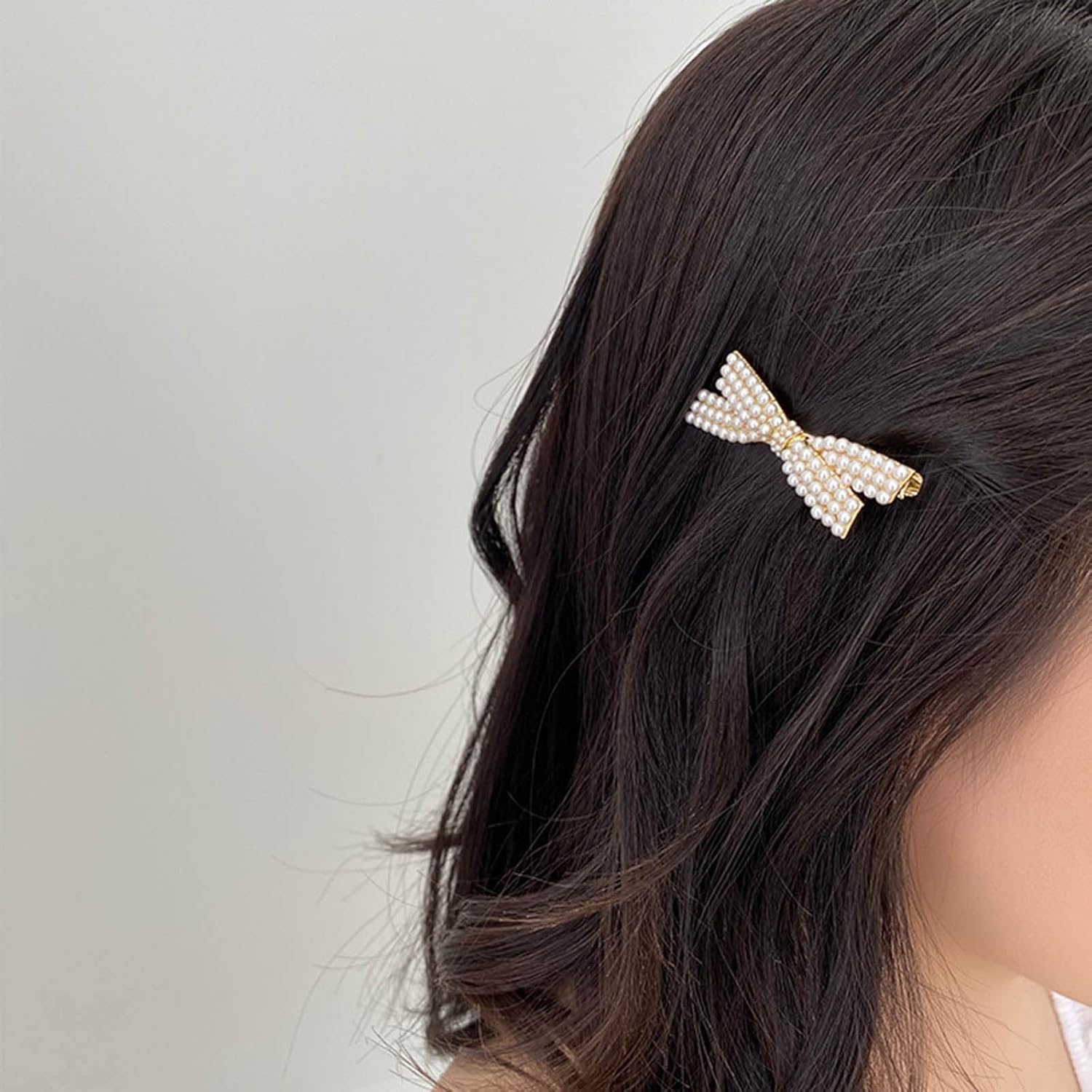 Wendalern Pearl Bow Hair Clips Vintage Beads Hair Clip White Bow Hair Pin Hair Clip Gold Pearl Alligator Hair Clips Decorative Hair Accessories for Women and Girls image number 4