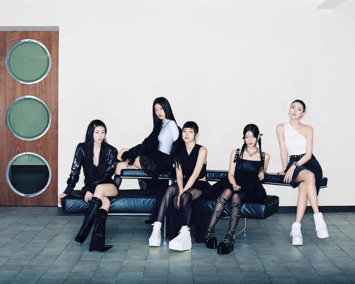 ITZY Gold 2Nd Album Standard Random Version Cd+72P Photobook+1P Folding Poster on Pack+2P Postcard+2P Photocard+Tracking Sealed image number 2