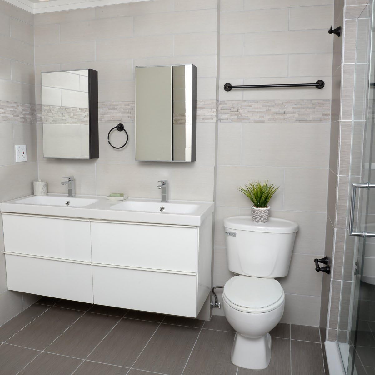 Amazon Basics AB-BR816-OR Bathroom Hardware Set, 4 Piece, Oil Rubbed Bronze image number 6