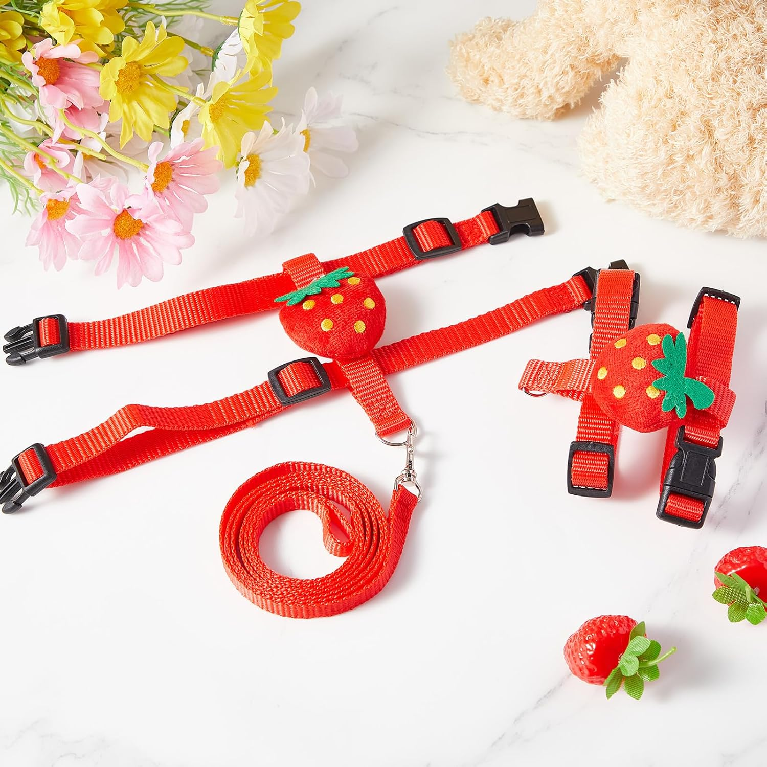 Siltriangle Cole Duck Harness Leash Set Adjustable Walking Cole Duck Harness Rope Pet Vest Cute Strawberry Pattern Outdoor Training Traction Rope for Chicken Rabbit Kitten Pig Puppy Small Animals(Xs)
