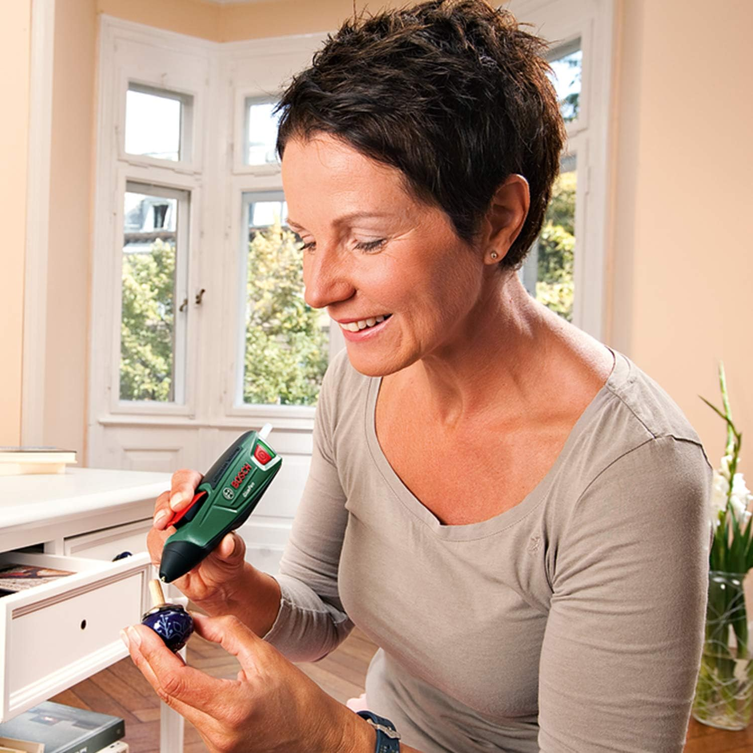 Bosch Home and Garden Cordless Hot Glue Gun Gluepen (Micro USB Charger, 4X Ultra Power Glue Sticks, 3.6 V Cardboard Box) image number 2