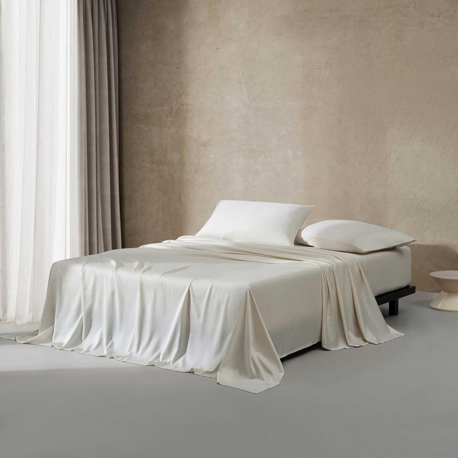 Calvin Klein - King Sheets, Cotton Sateen Bedding Set, Luxuriously Soft Home Decor (Pearl Edge Ivory, King) image number 4