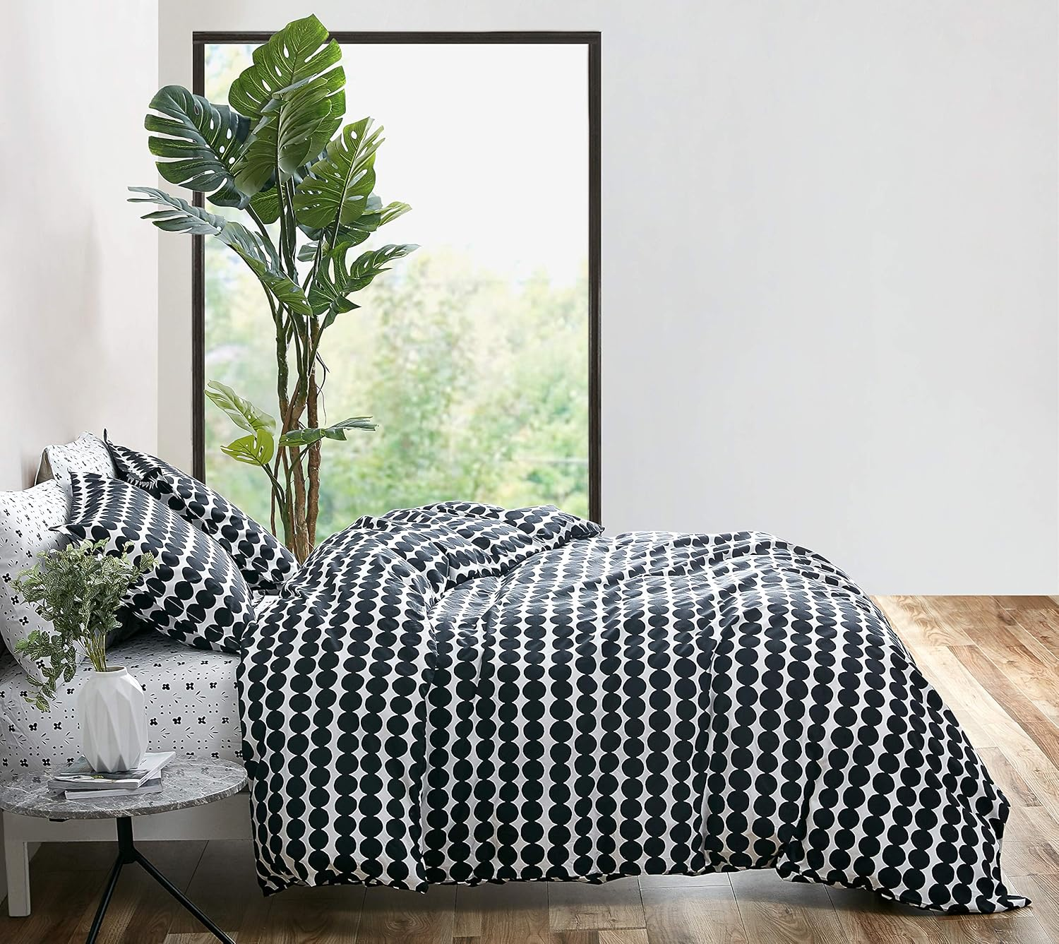 MARIMEKKO - Queen Duvet Cover Set, Cotton Bedding with Matching Shams & Button Closure, All Season Home Decor (Rasymatto Black, Queen) image number 5