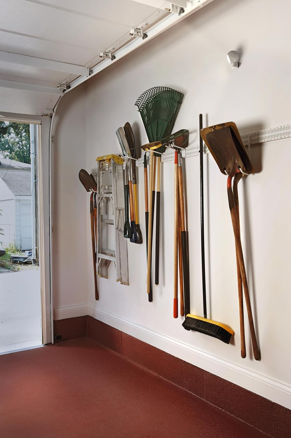 OSRAM LED Motion Sensor Night Light Battery Operated 3000K Warm White IP43 Protection Includes Batteries and Magnetic Holder image number 4