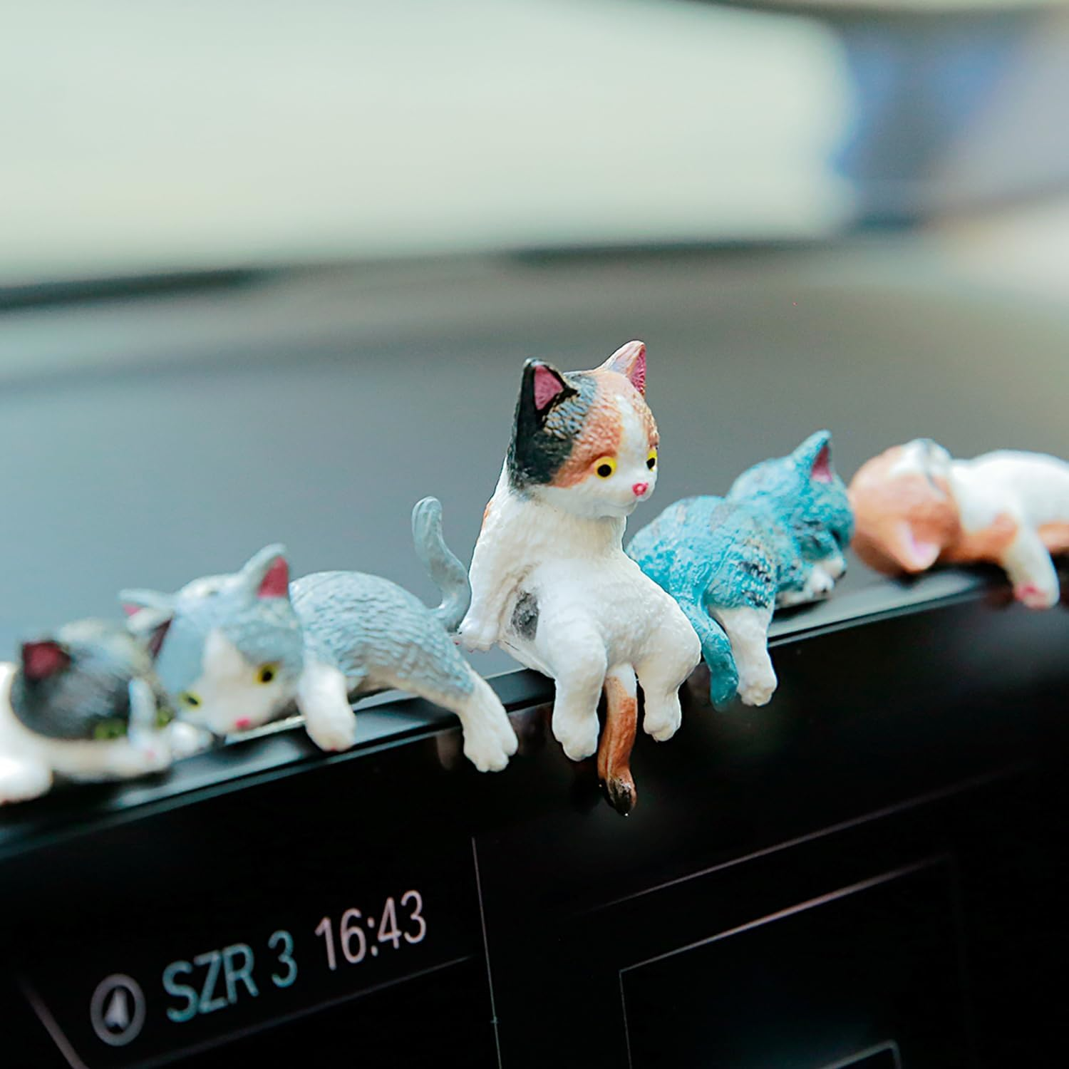 YGMONER 5Pcs Little Cats Figurines Car GPS Screen Decorations Navigation Screen Cute Decor Accessories Resin Kitty Center Display Knickknack