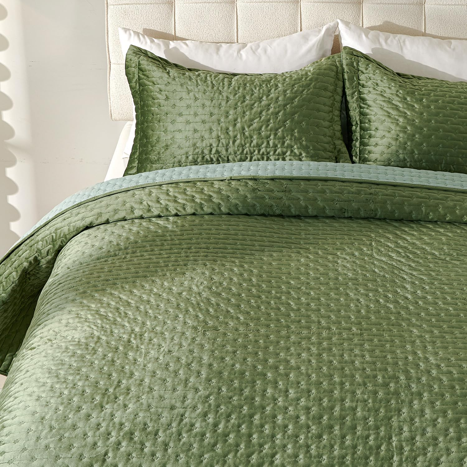 Cmfshape Luxury Velvet Quilt Set King Size,Reversible Quilted Lightweight Velvet Comforter,Ultra Soft Bedspread Coverlet Bedding Set for All Season with 2 Pillow Shams Green(106"X96")