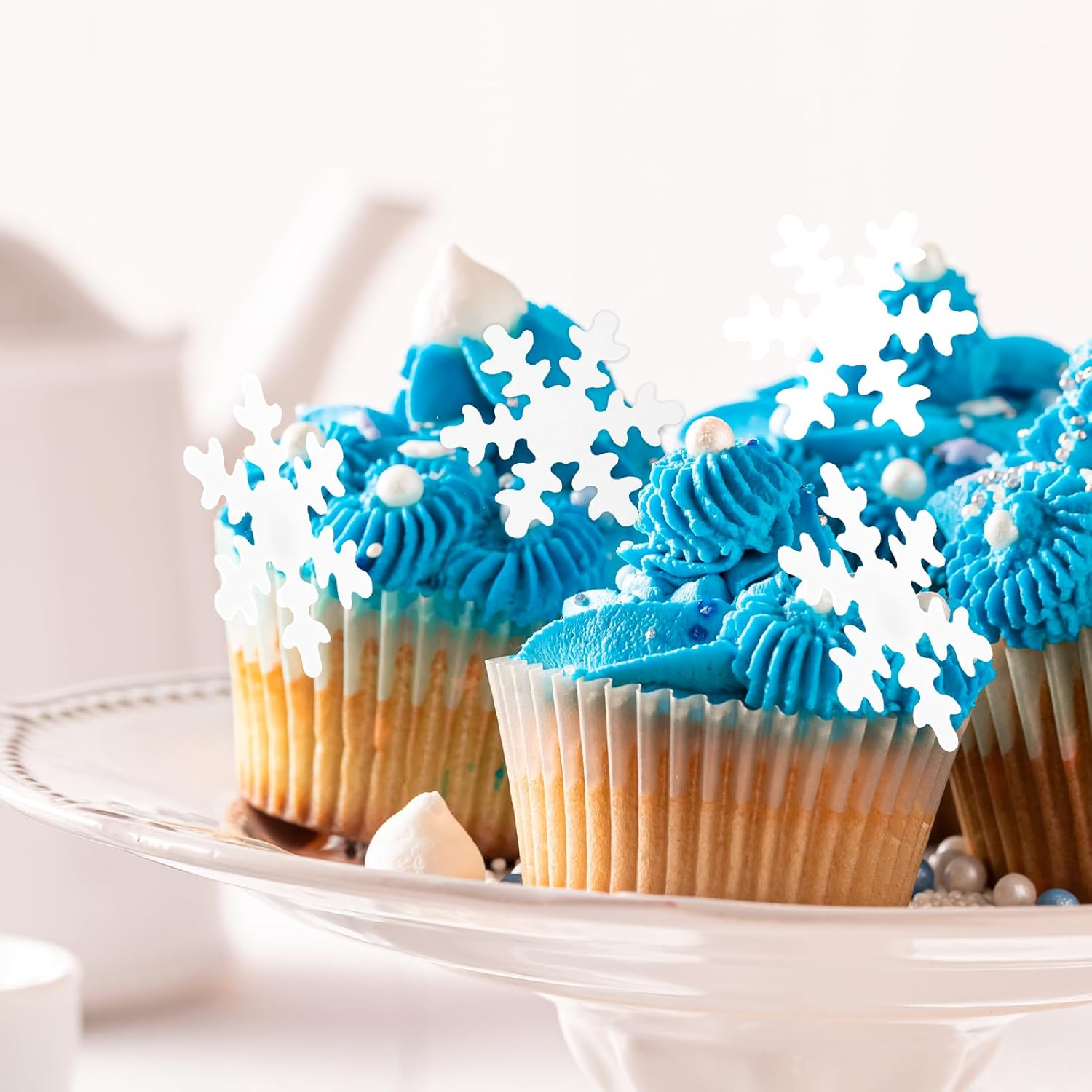 Giantree 50 Pcs Edible Snowflakes Cake Toppers, White Edible Snowflakes Cupcake Toppers, Wafer Paper Snowflake Cake Sprinkles for Christmas Winter Holiday Frozen Theme Party Supplies(White) image number 5