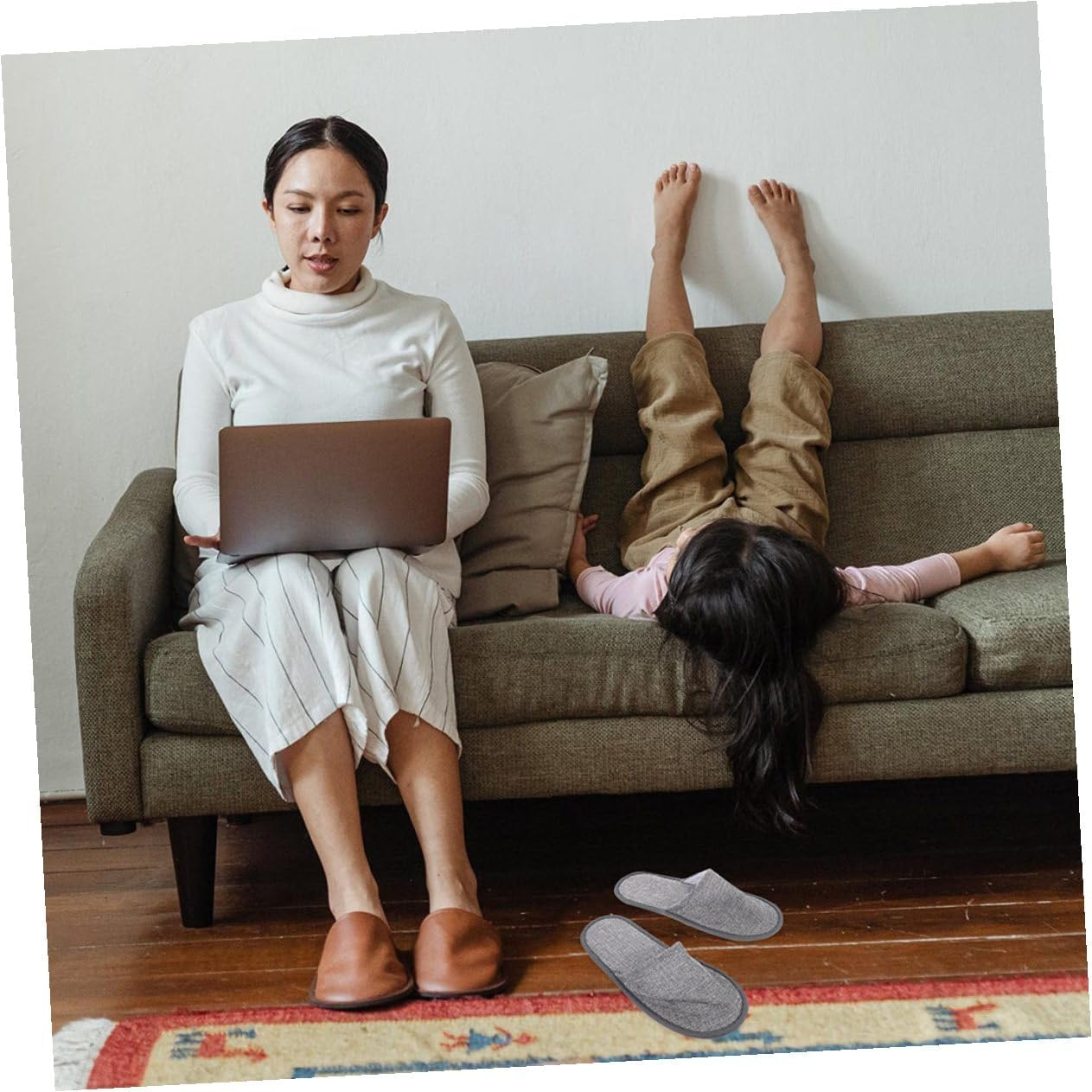 TEHAUX Portable Foldable Disposable Slippers 5Mm Non-Slip Sole, Grey Linen Travel and Guest Slippers for Men and Women, Comfortable Home and Hotel Use image number 3