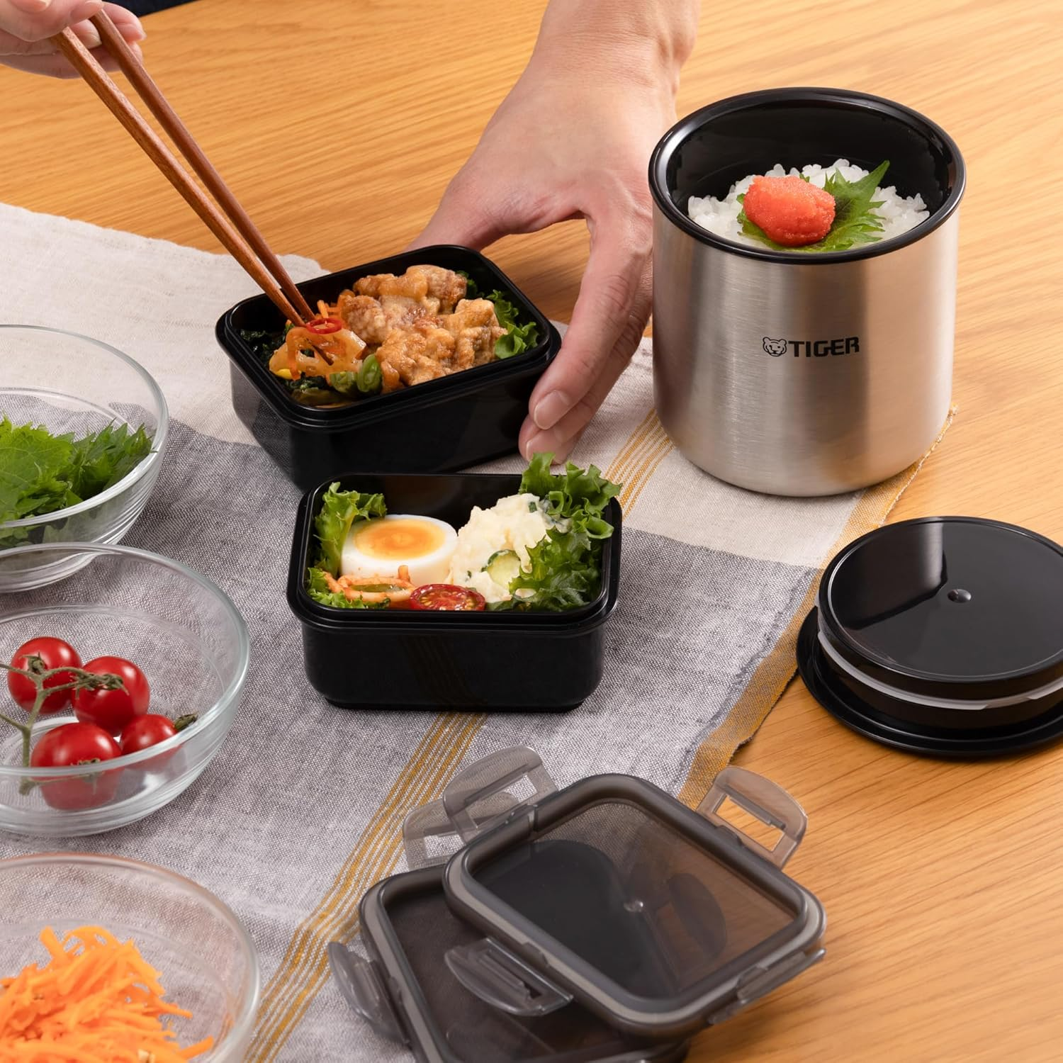 Tiger Thermos LWY-E461-K Tiger Thermos Thermal Lunch Box, Stainless Steel, Lunch Jar, Rice Bowl, Approx. 2.3 Cups, Includes Pouch, Black