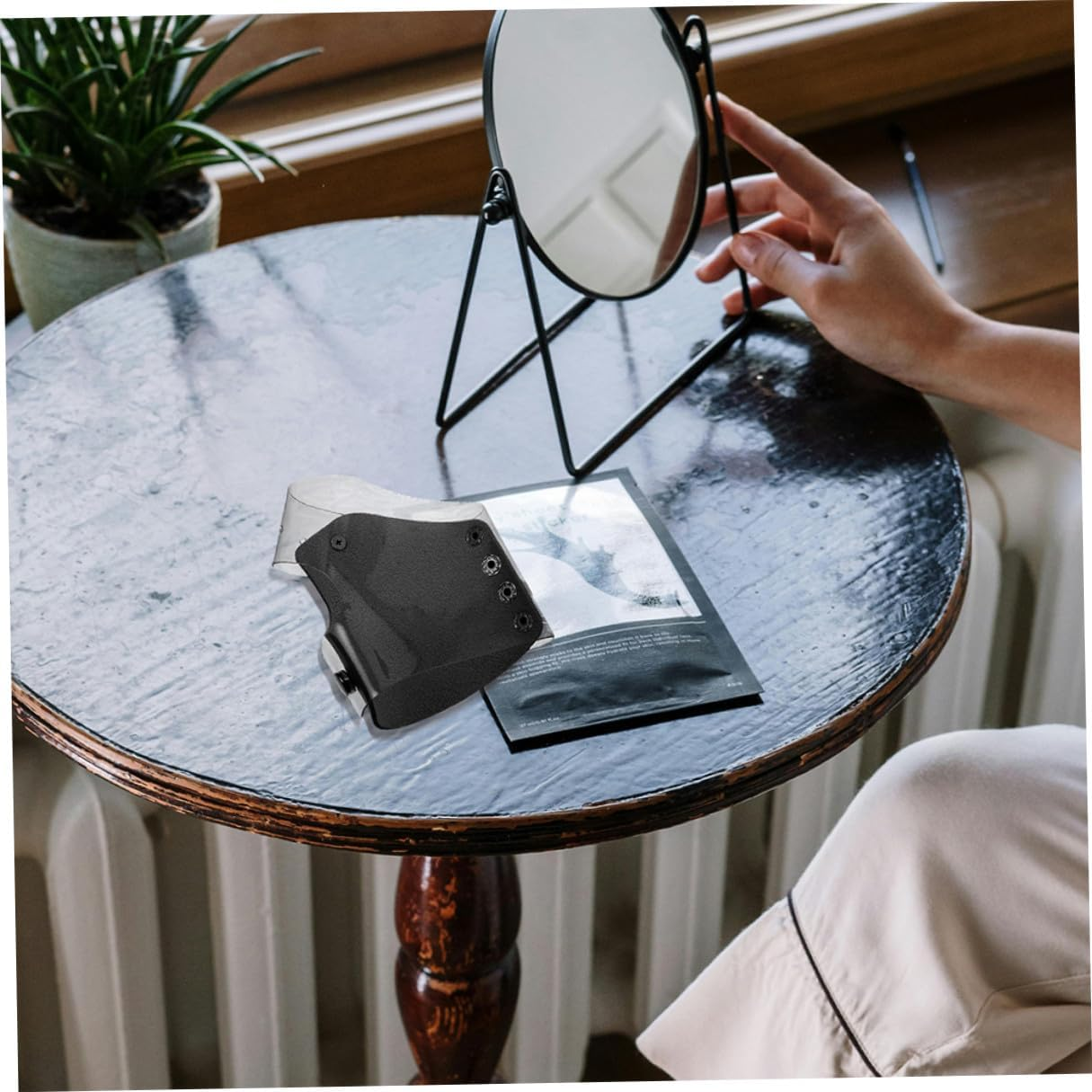 Iplusmile 2Pcs Black Small Makeup Mixing Trays Foundation Palette Cosmetic Plate for Creams and Eyeshadow Blending, Makeup Artist Tool for Precise Color Mixing