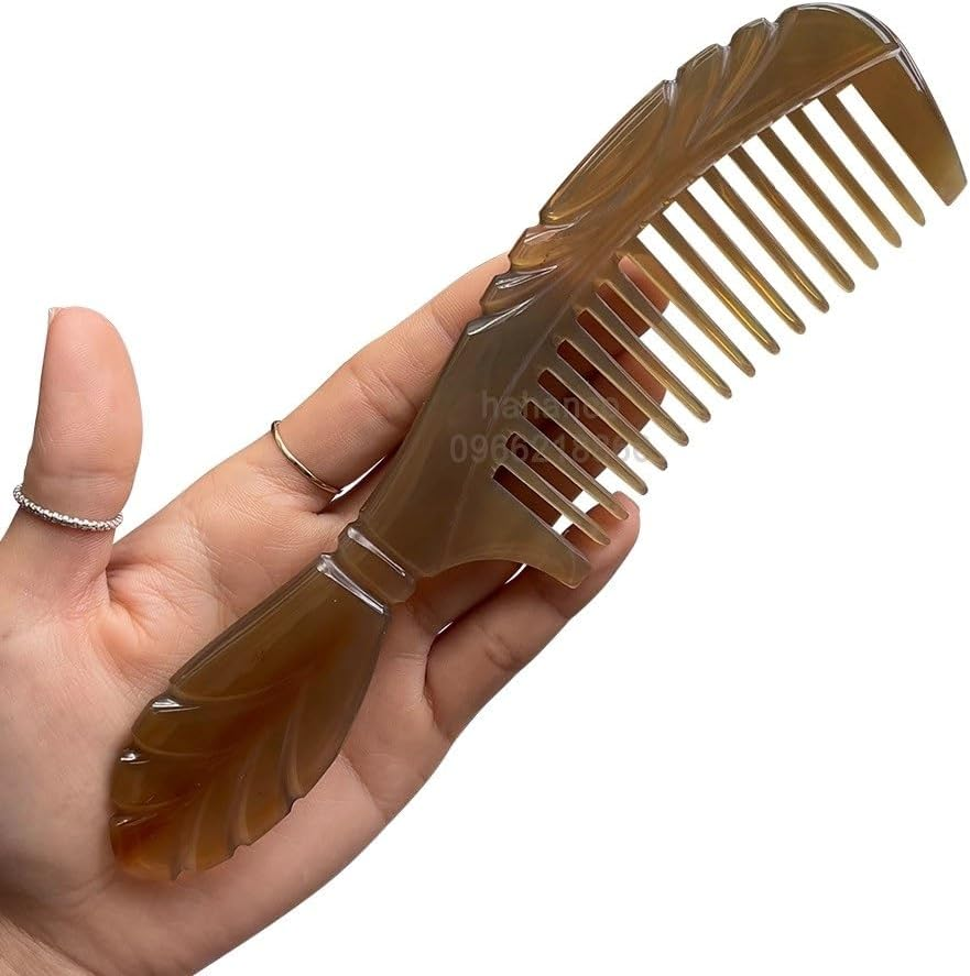 Handcrafted African Horn Wide-Tooth Comb &ndash; Leaf Handle Design, Natural Hair Therapy