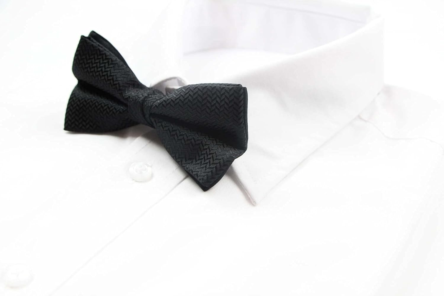 Mens Black Zig Zag Patterned Bow Tie image number 3