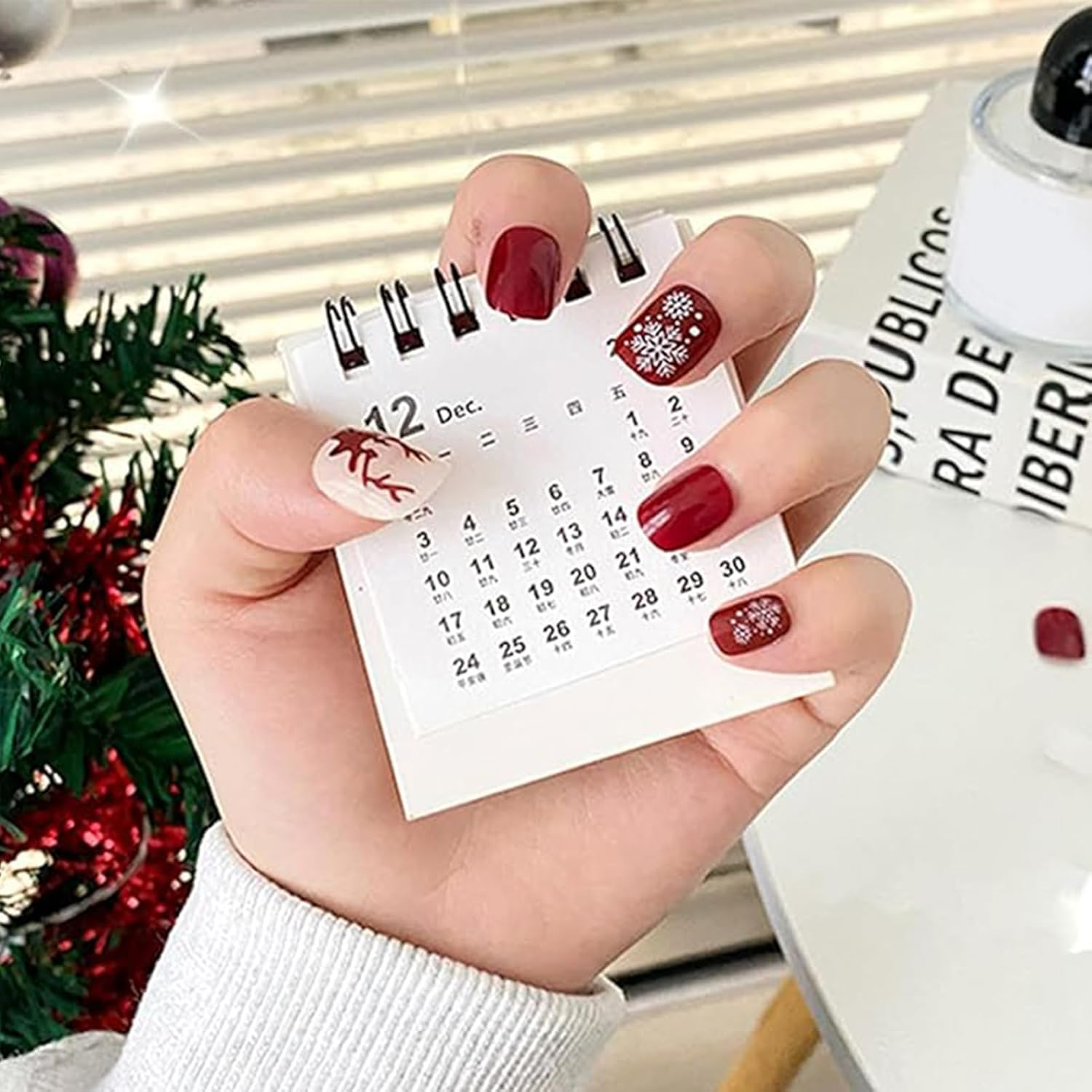 NICENEEDED 24PCS Christmas Press on Nails, Short Fake Nails Snowflake Artificial Nails, Reindeer False Nails Xmas Red Stick on Nails for Manicure Art Decorations image number 3