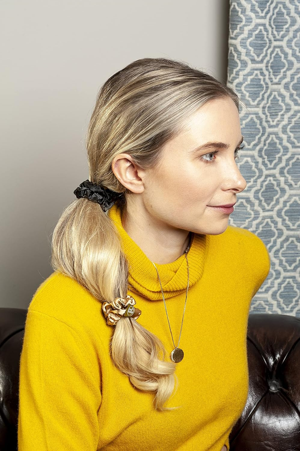 Invisibobble Sprunchie Slim Black Gold I 2 X Fabric Hair Bobbles Gold Black for Girls and Women I No Tangle Strong Hold Hair Gentle I Scrunchie Hair Scrunchie Designed in the Heart of Munich image number 4