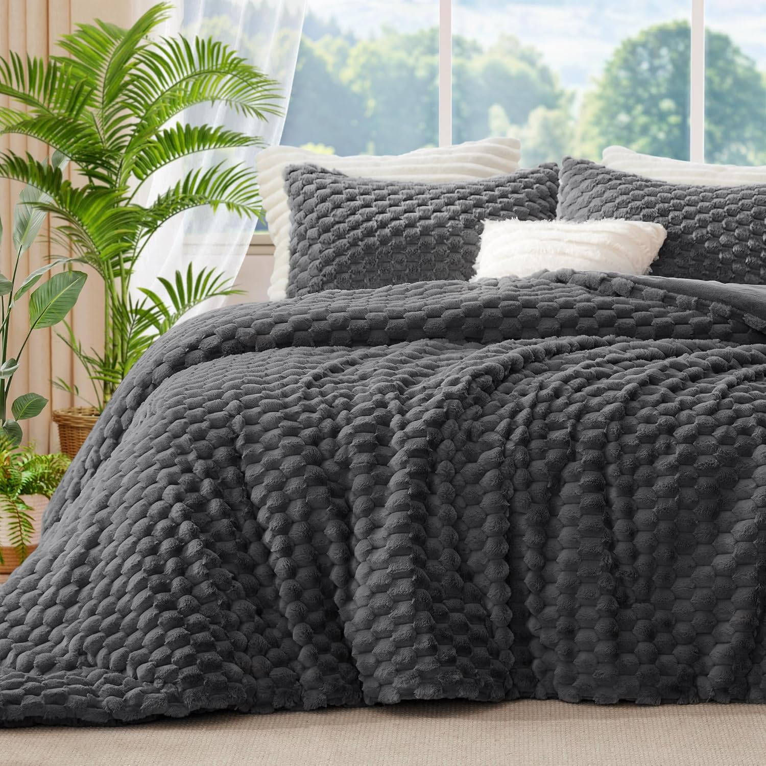 BEDELITE Fluffy Queen Comforter Set - Grey Fleece Soft Comforter for Queen Size Bed, Luxury Warm Bedding Set for Winter, Fuzzy Bed Set 3 Pieces (1 Comforter, 2 Pillowcases) image number 4