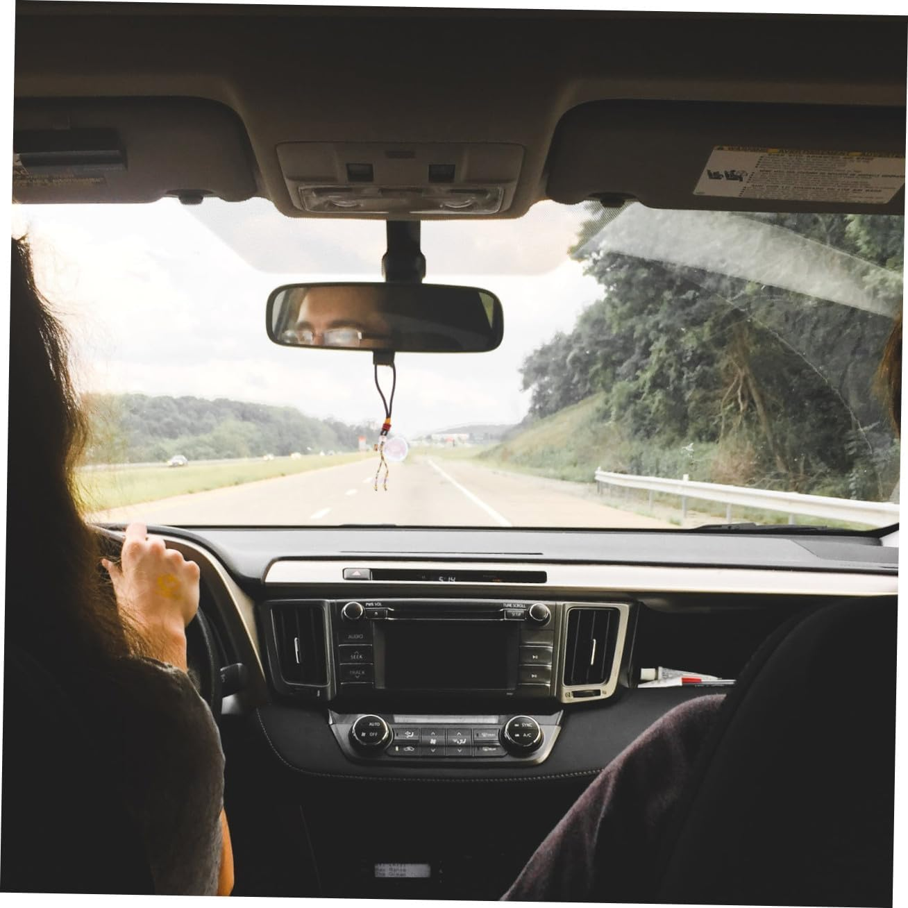 Car Hanging Decoration Glass Perfume Bottle Pendant with Pink Crystal Essential Oil Diffuser Refillable Car Air Freshener Accessory for Vehicle Interior