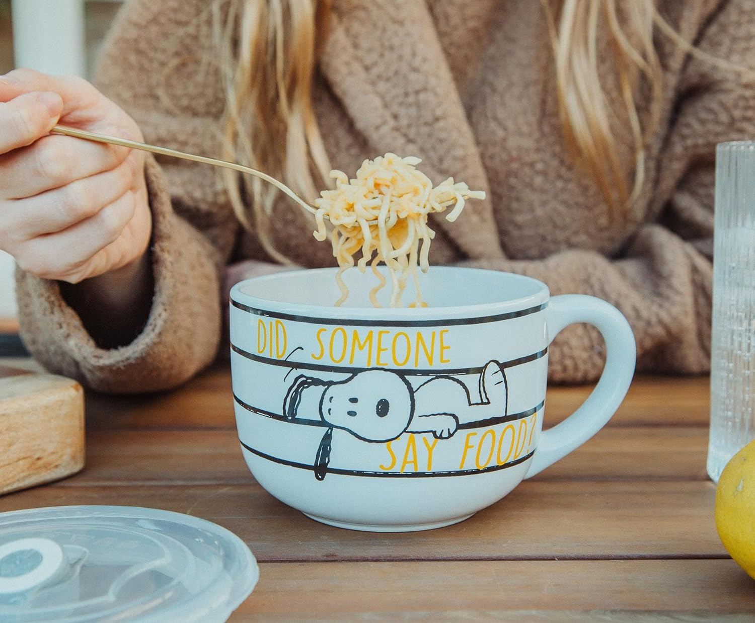 Silver Buffalo Peanuts Snoopy and Woodstock Ceramic Soup Mug with Vented Plastic Lid, 24 Ounces, 1 Count (Pack of 1) image number 6